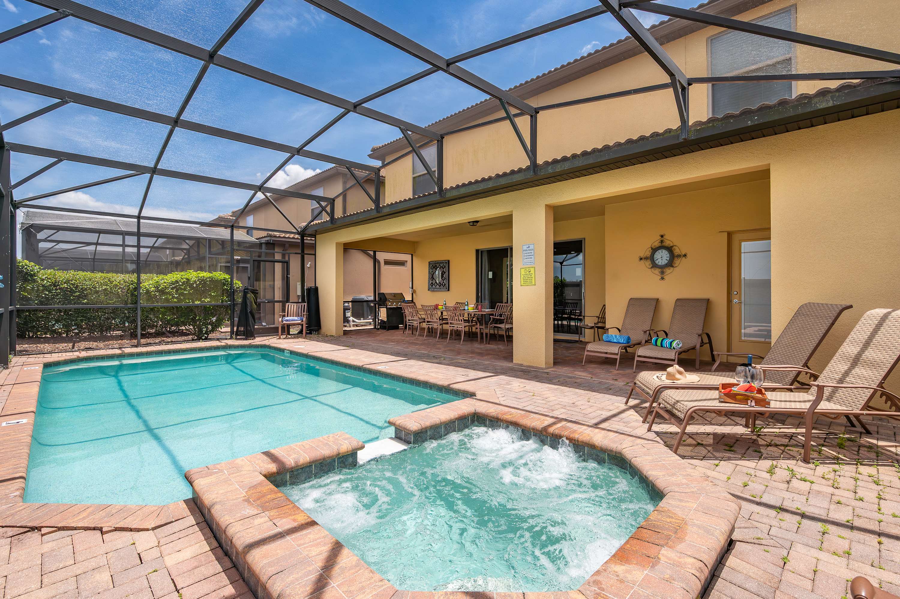 Family retreat near Disney & Universal w/ pool