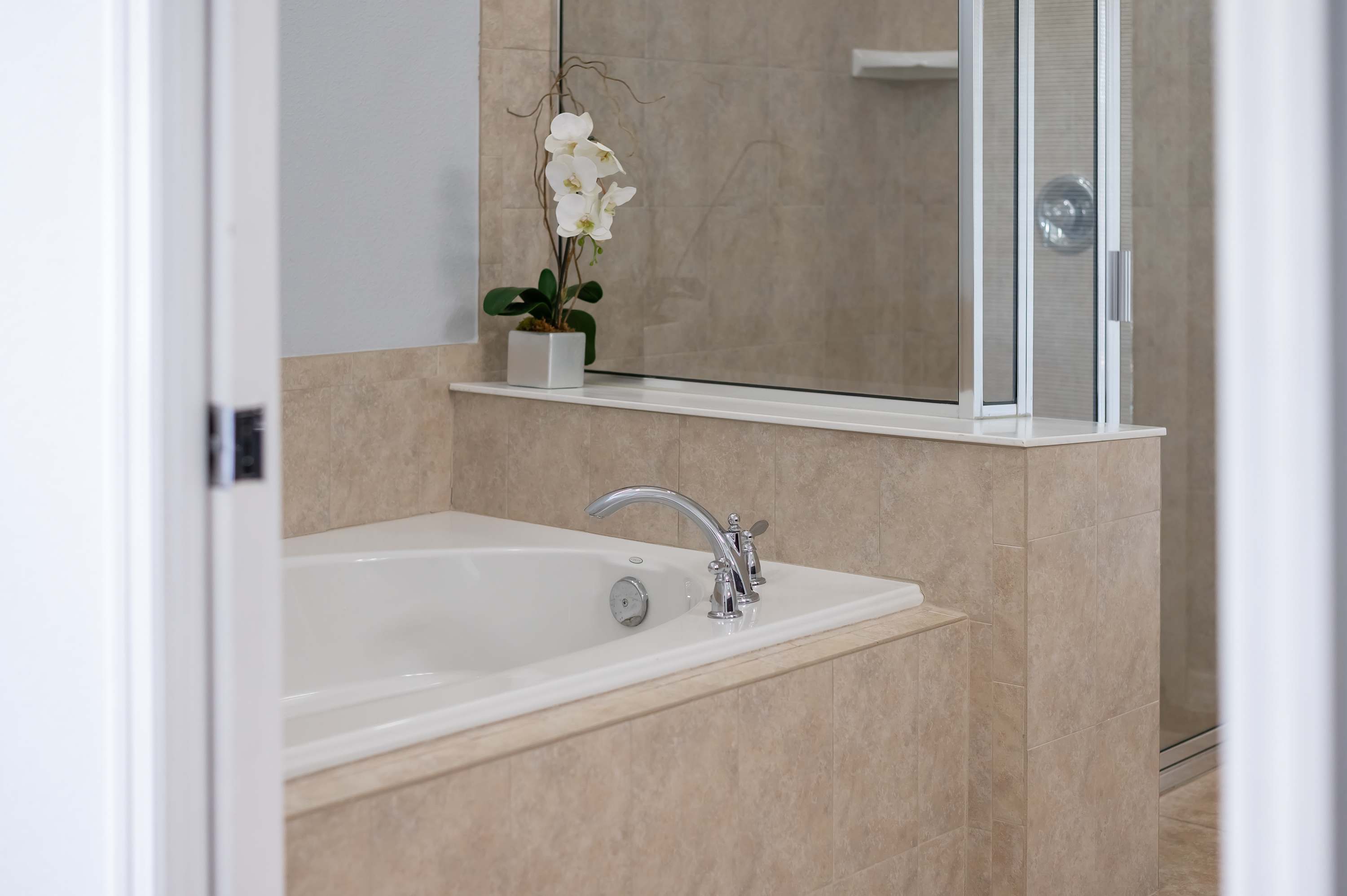Bright bathroom w/ tub & shower combo & clean, modern finishes.
