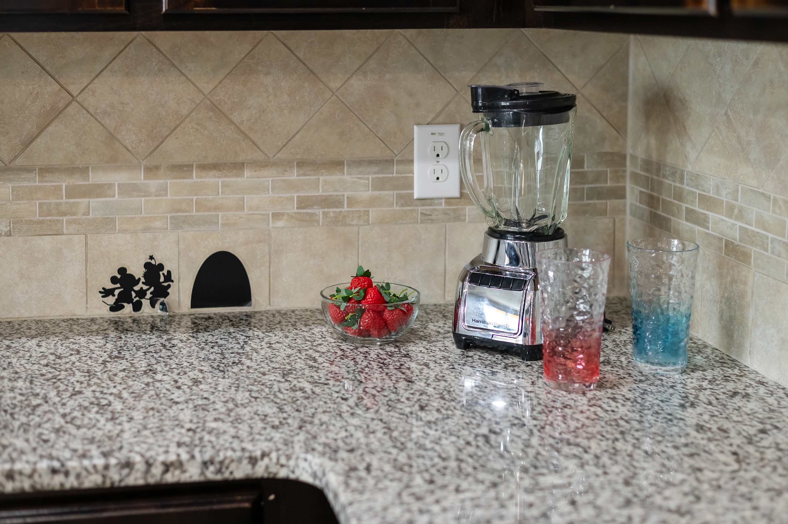Themed bar corner w/ blender & fun decor — ready to mix up vacation vibes.