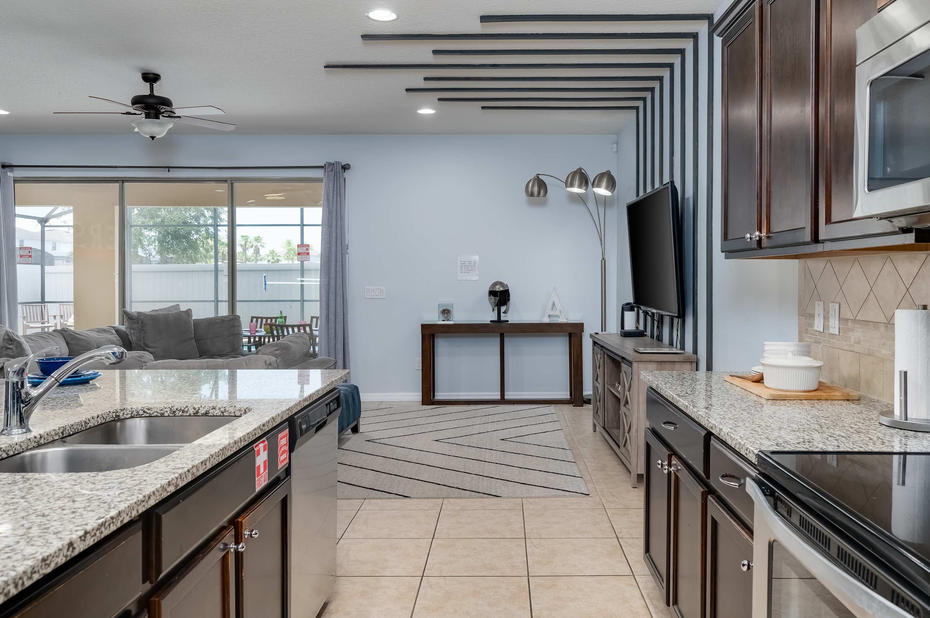 Family retreat near Disney & Universal w/ pool