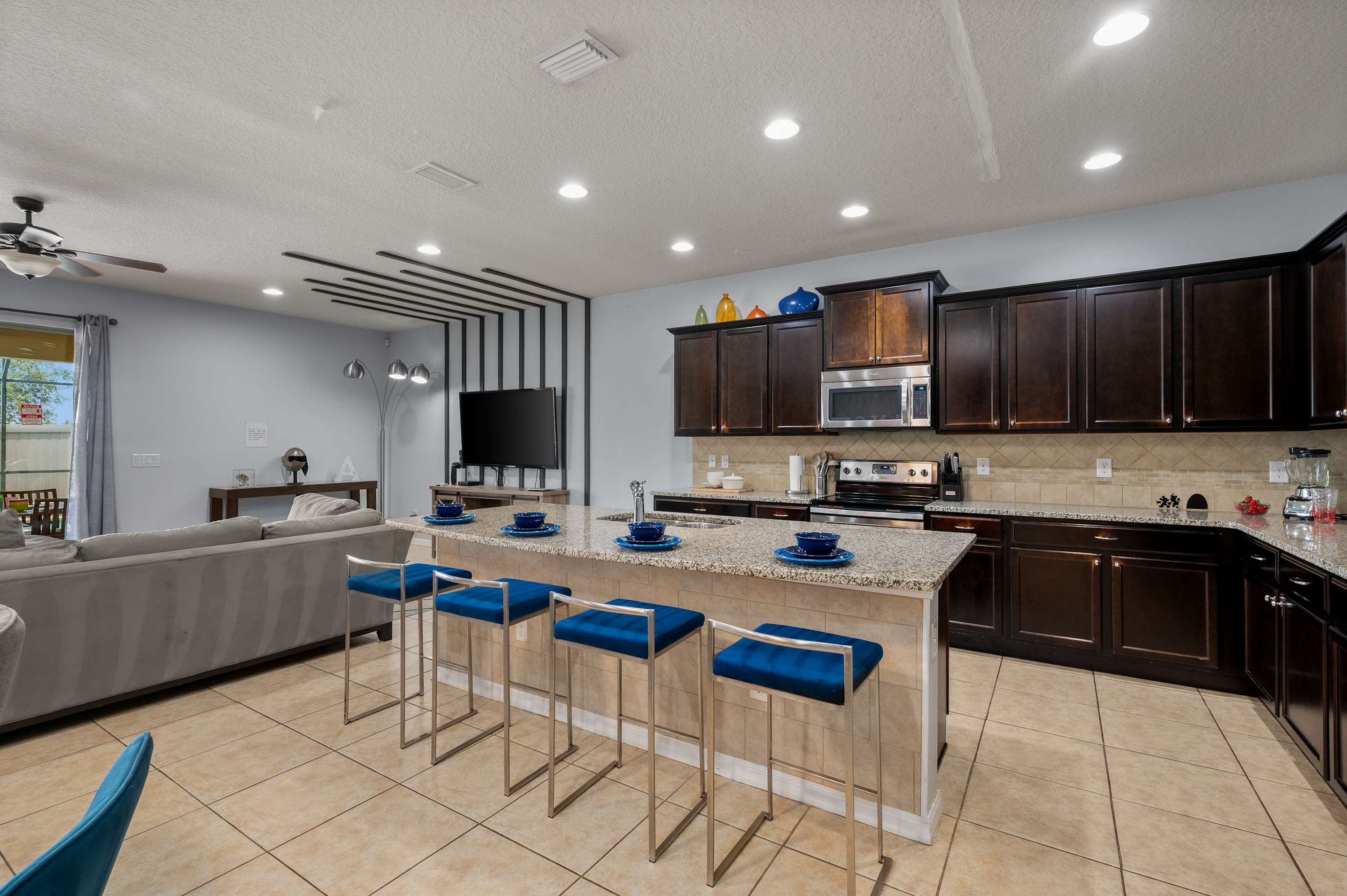Family retreat near Disney & Universal w/ pool