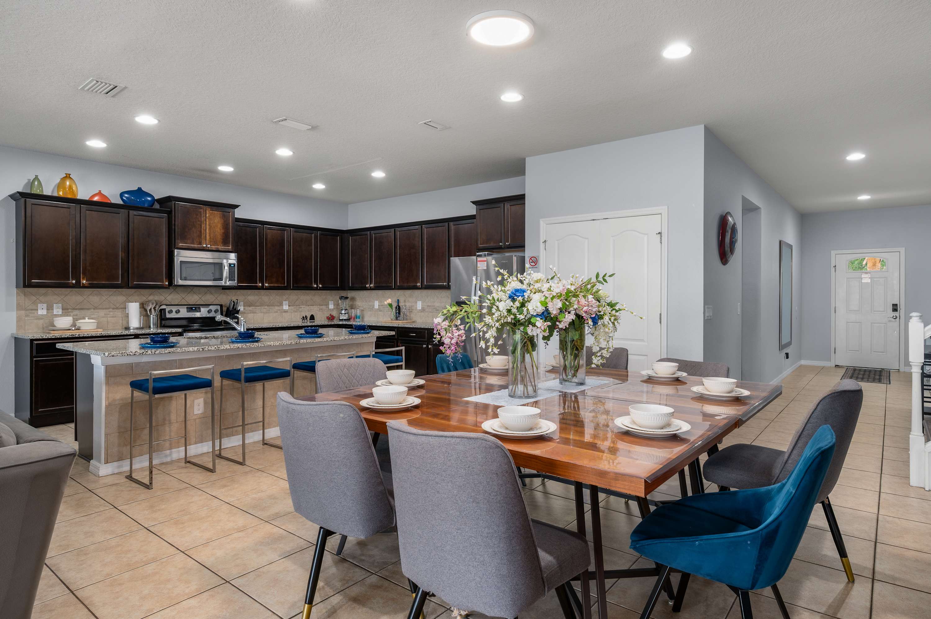 Bright dining space w/ large table & modern chairs — airy & welcoming for group dinners.