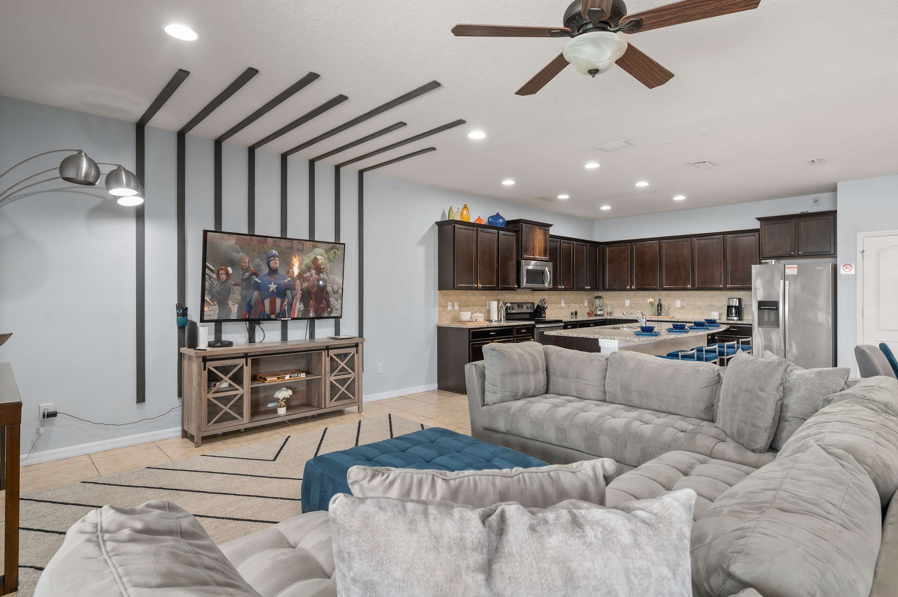 Family retreat near Disney & Universal w/ pool