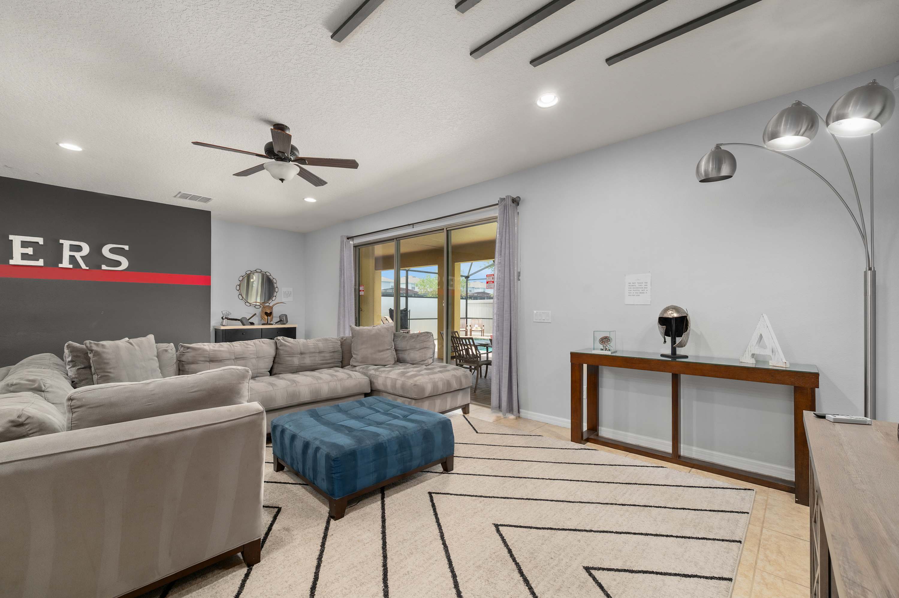 Family retreat near Disney & Universal w/ pool