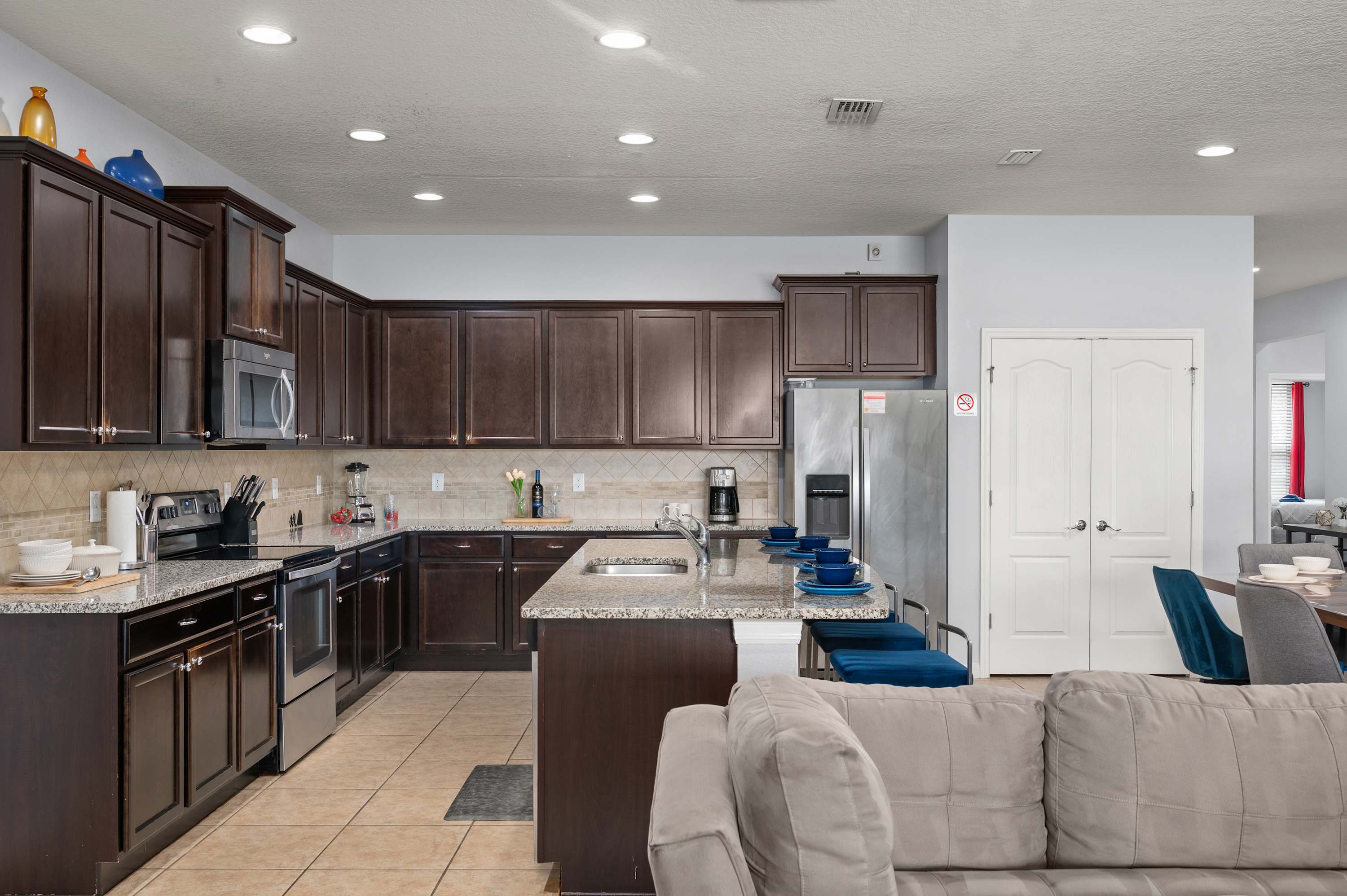 Family retreat near Disney & Universal w/ pool