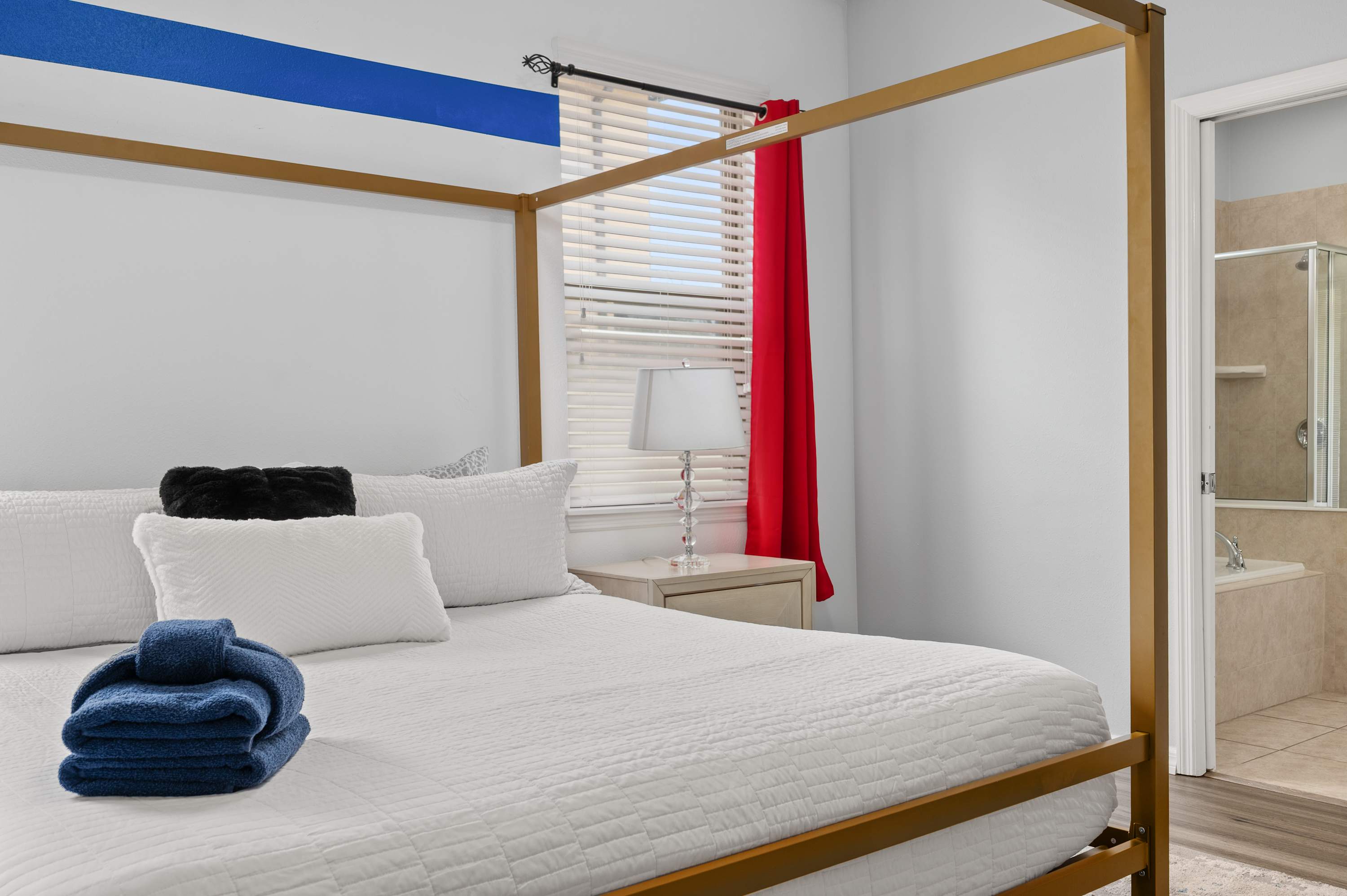 Family retreat near Disney & Universal w/ pool