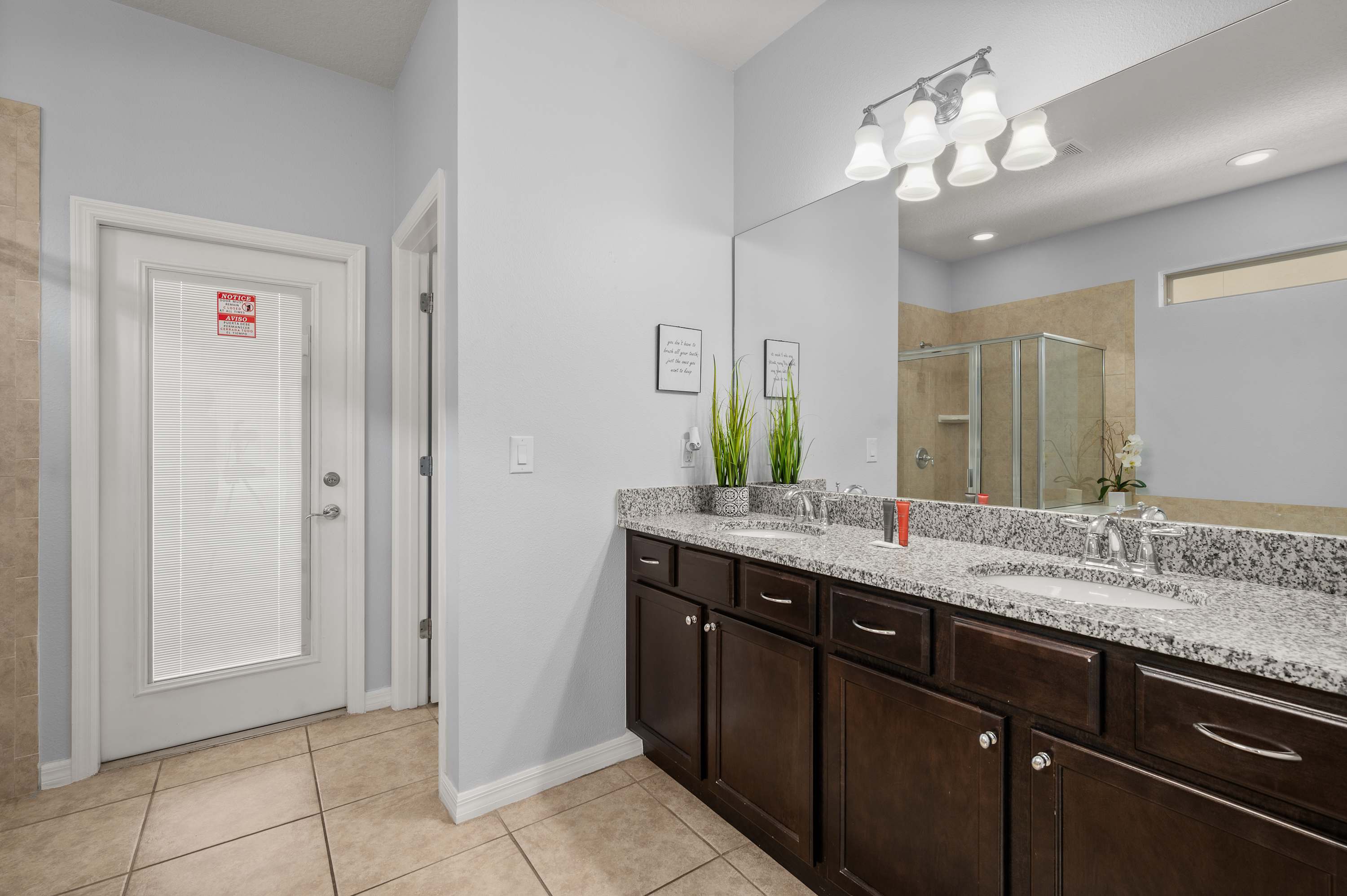 Family retreat near Disney & Universal w/ pool