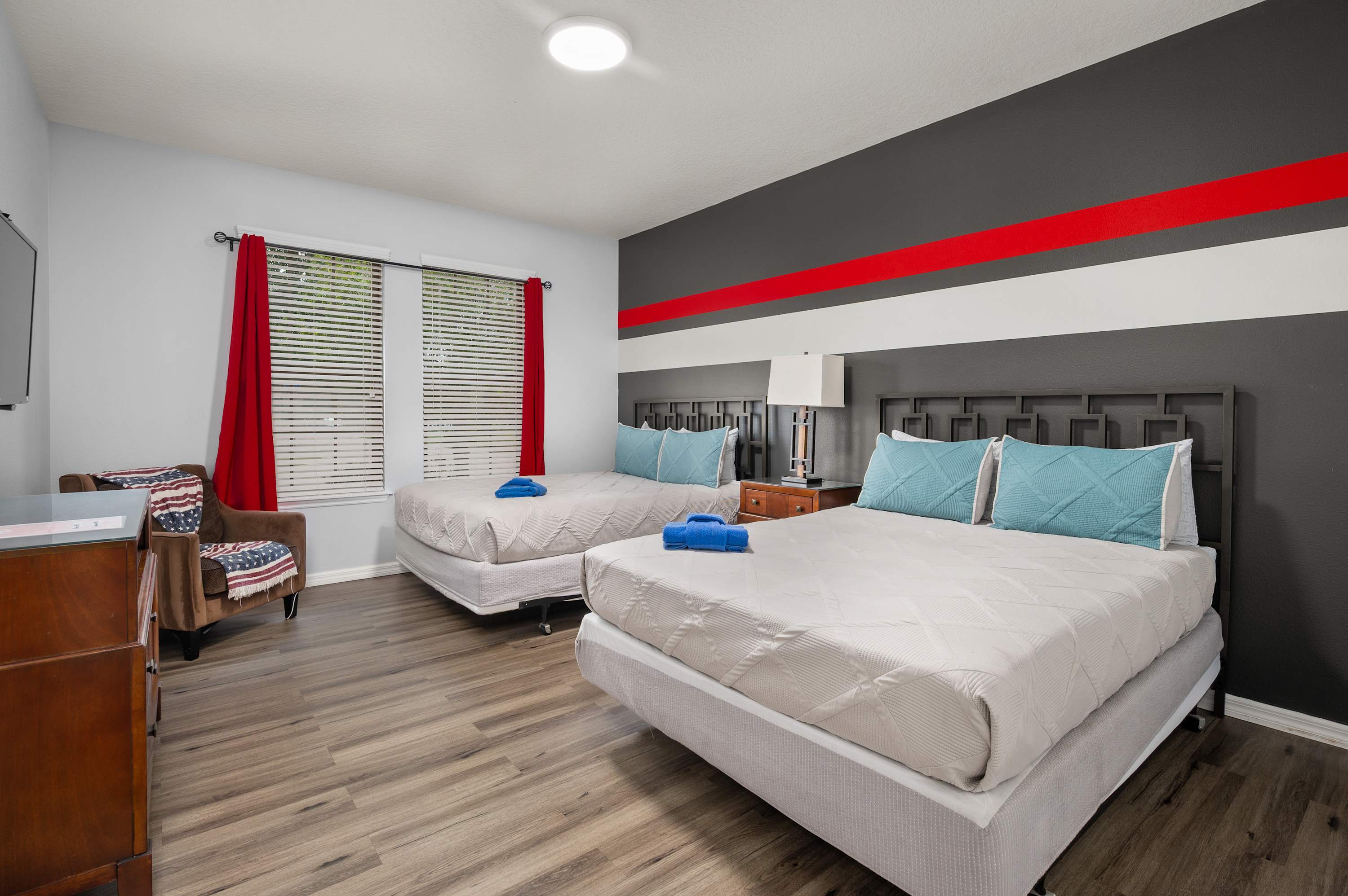 Family retreat near Disney & Universal w/ pool