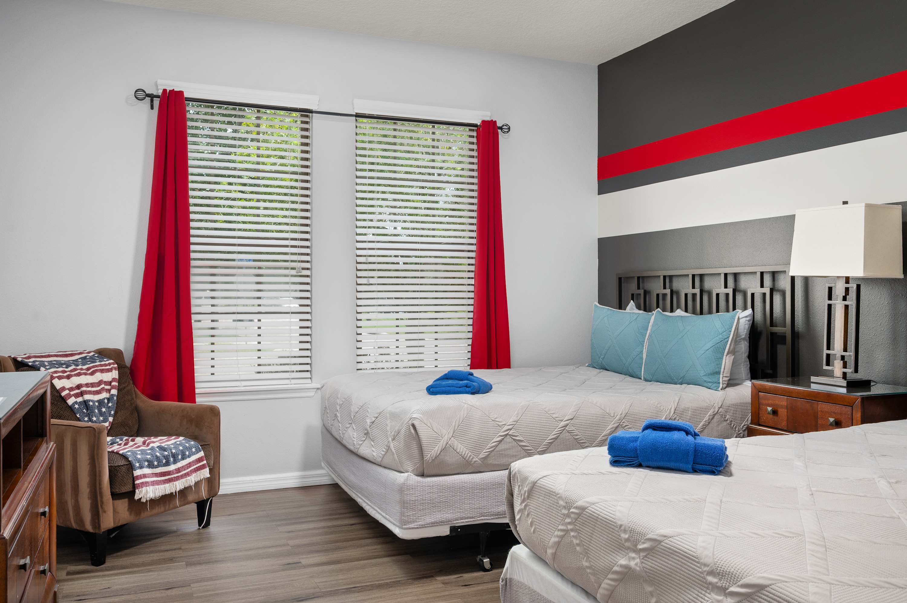 Family retreat near Disney & Universal w/ pool