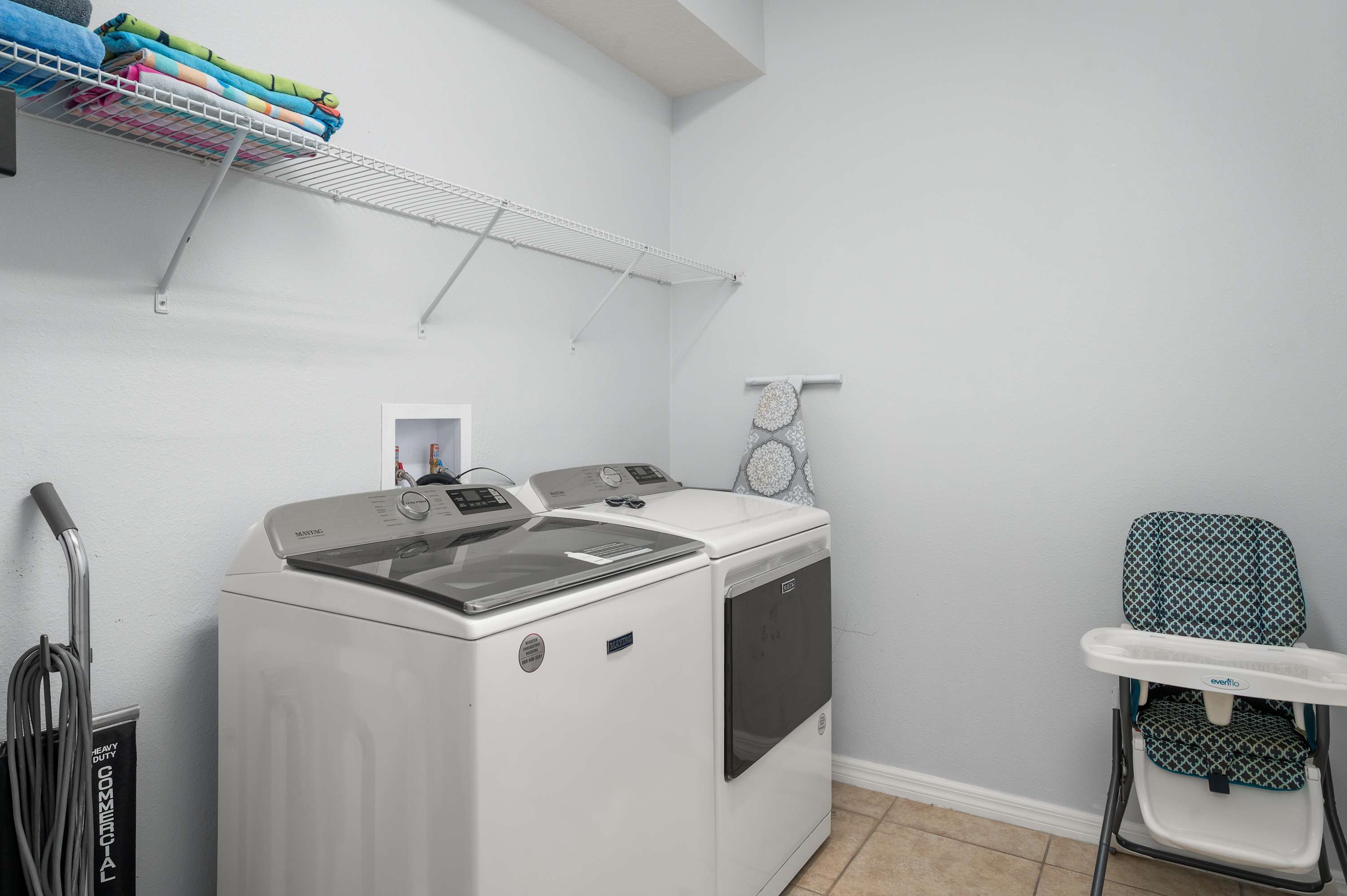 Family retreat near Disney & Universal w/ pool