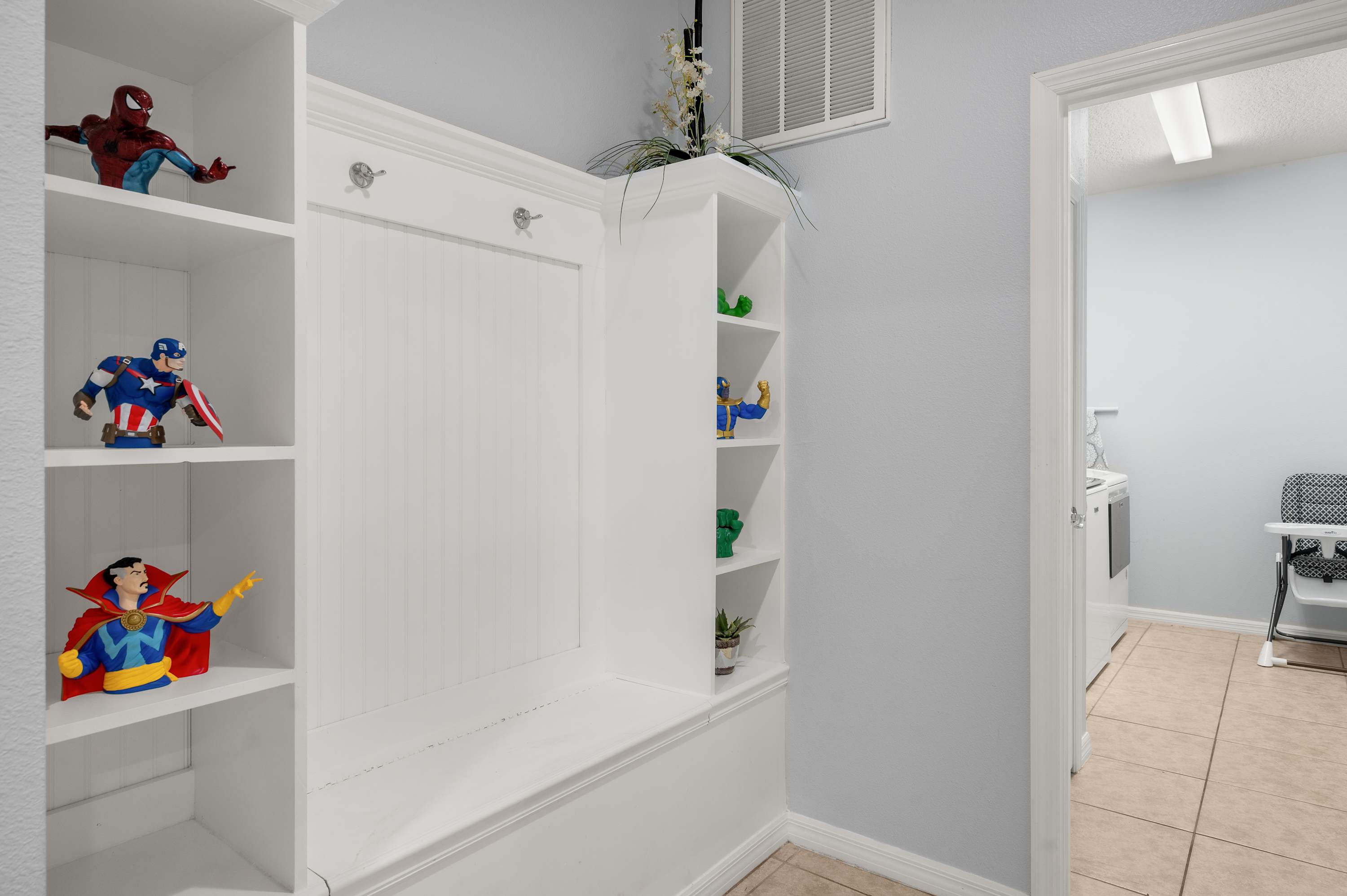 Family retreat near Disney & Universal w/ pool