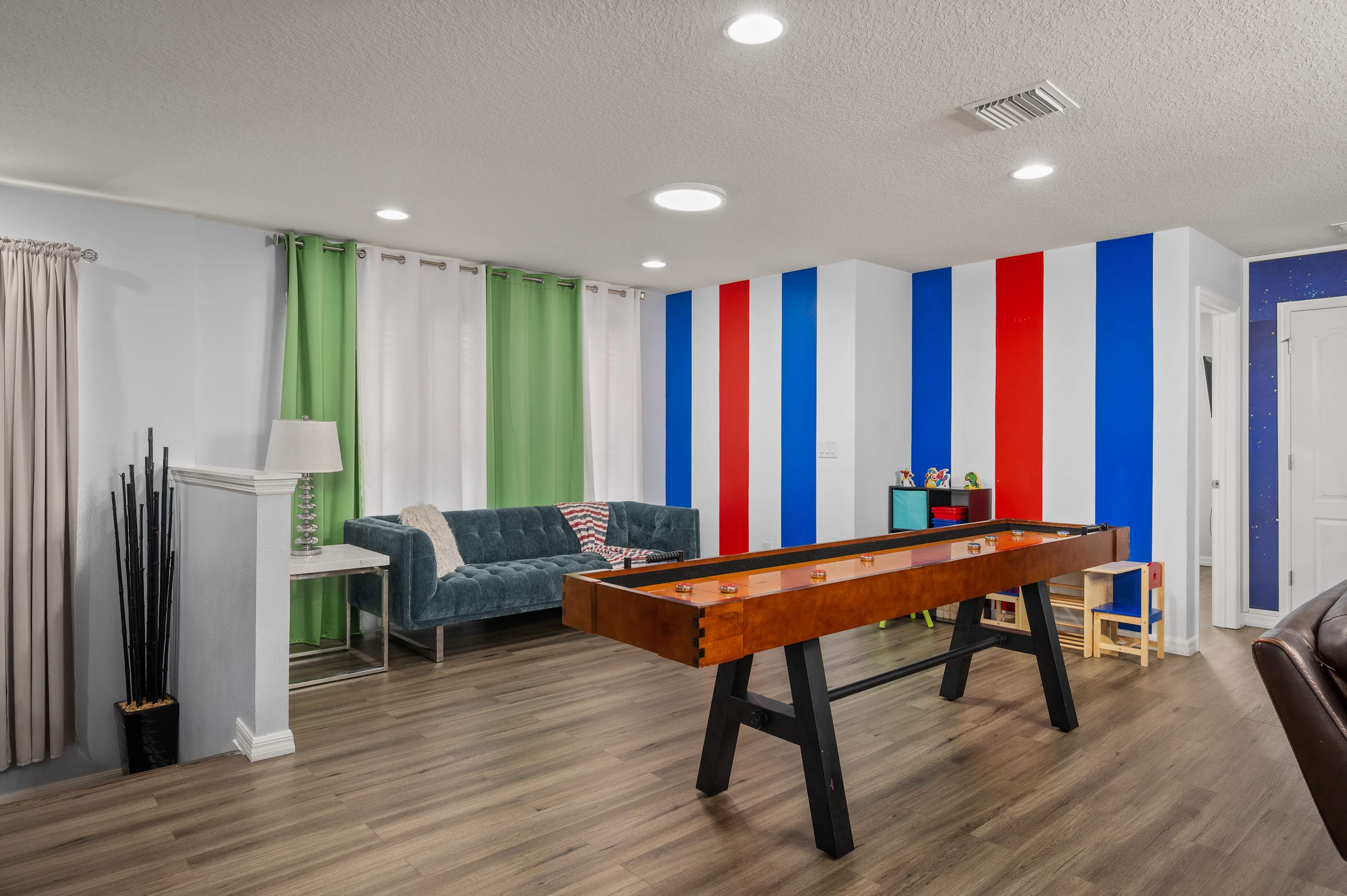 Family retreat near Disney & Universal w/ pool