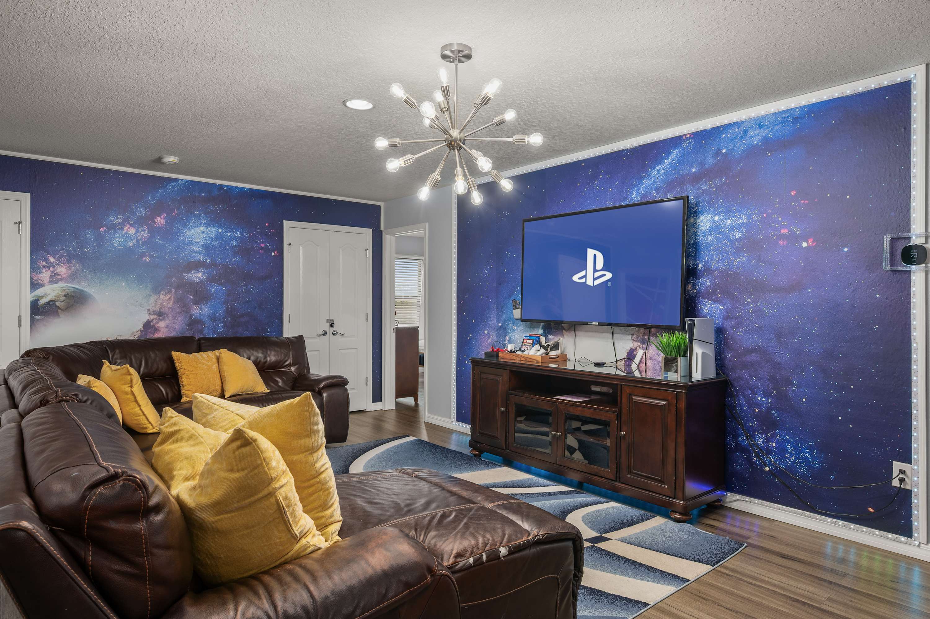 Family retreat near Disney & Universal w/ pool