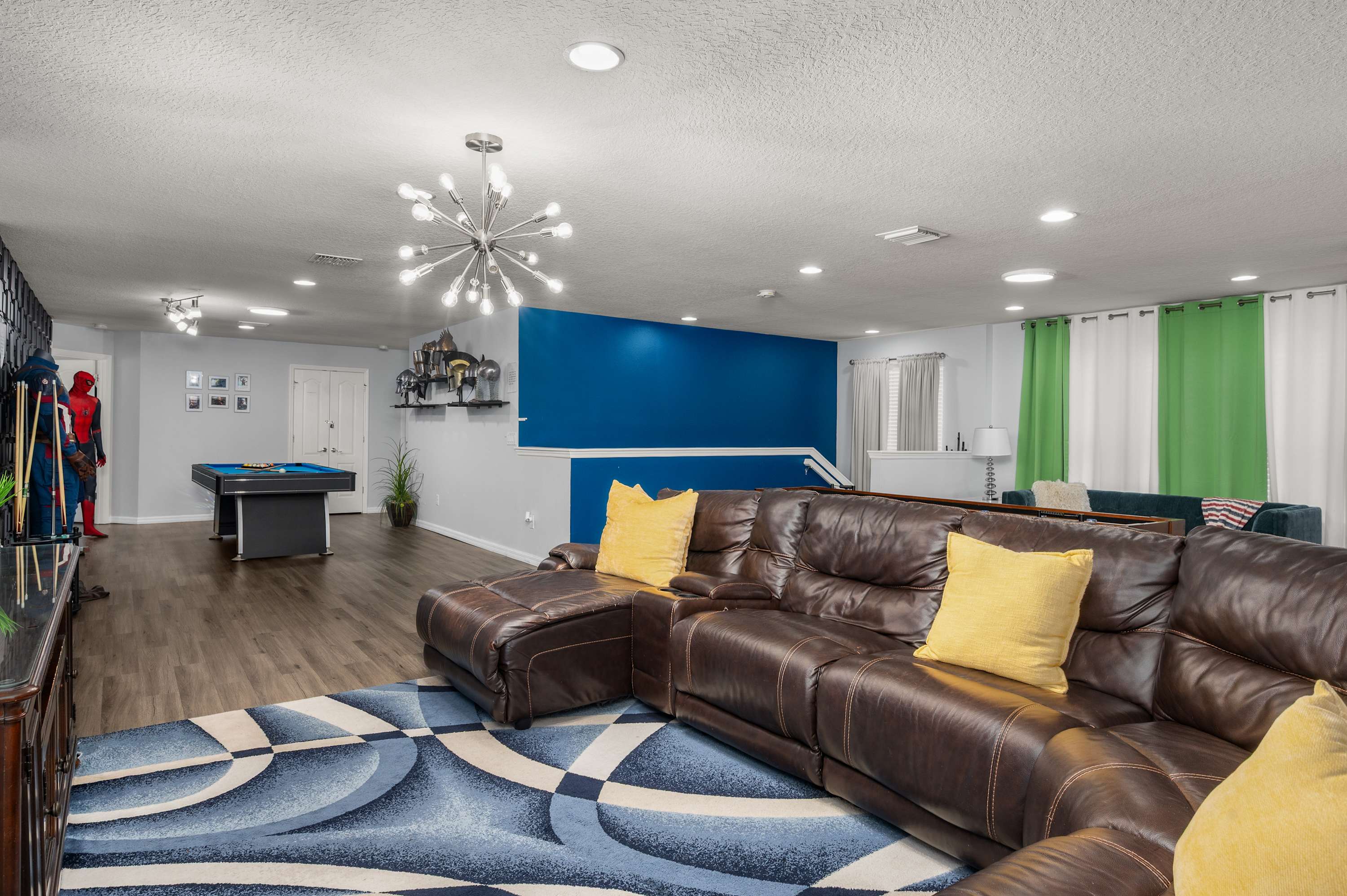 Family retreat near Disney & Universal w/ pool