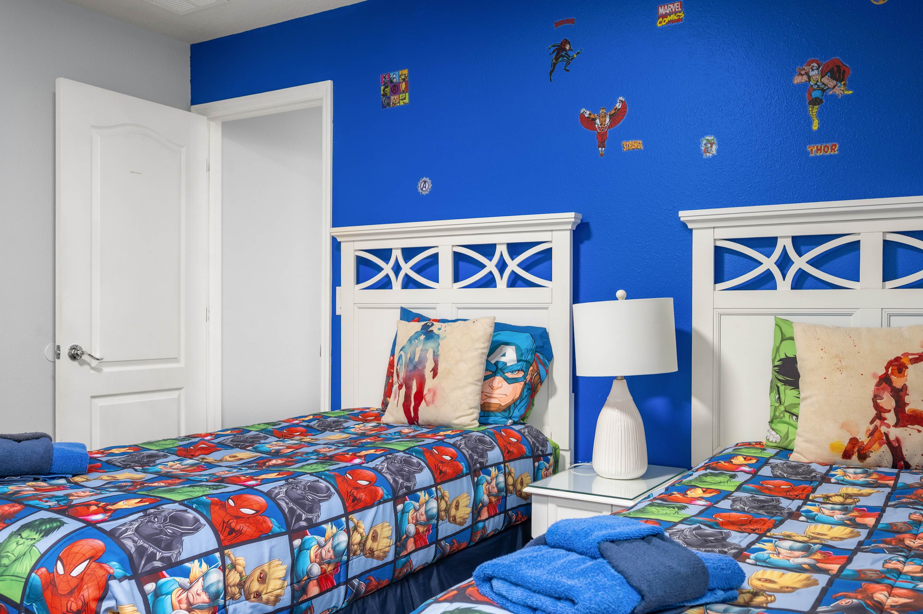 Family retreat near Disney & Universal w/ pool