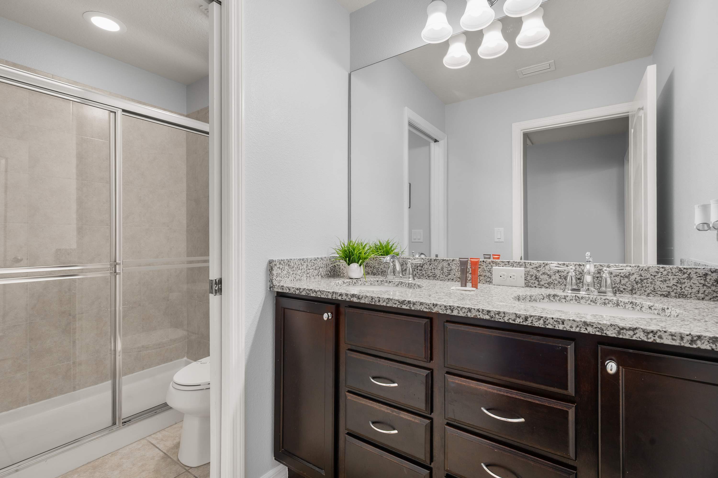Family retreat near Disney & Universal w/ pool