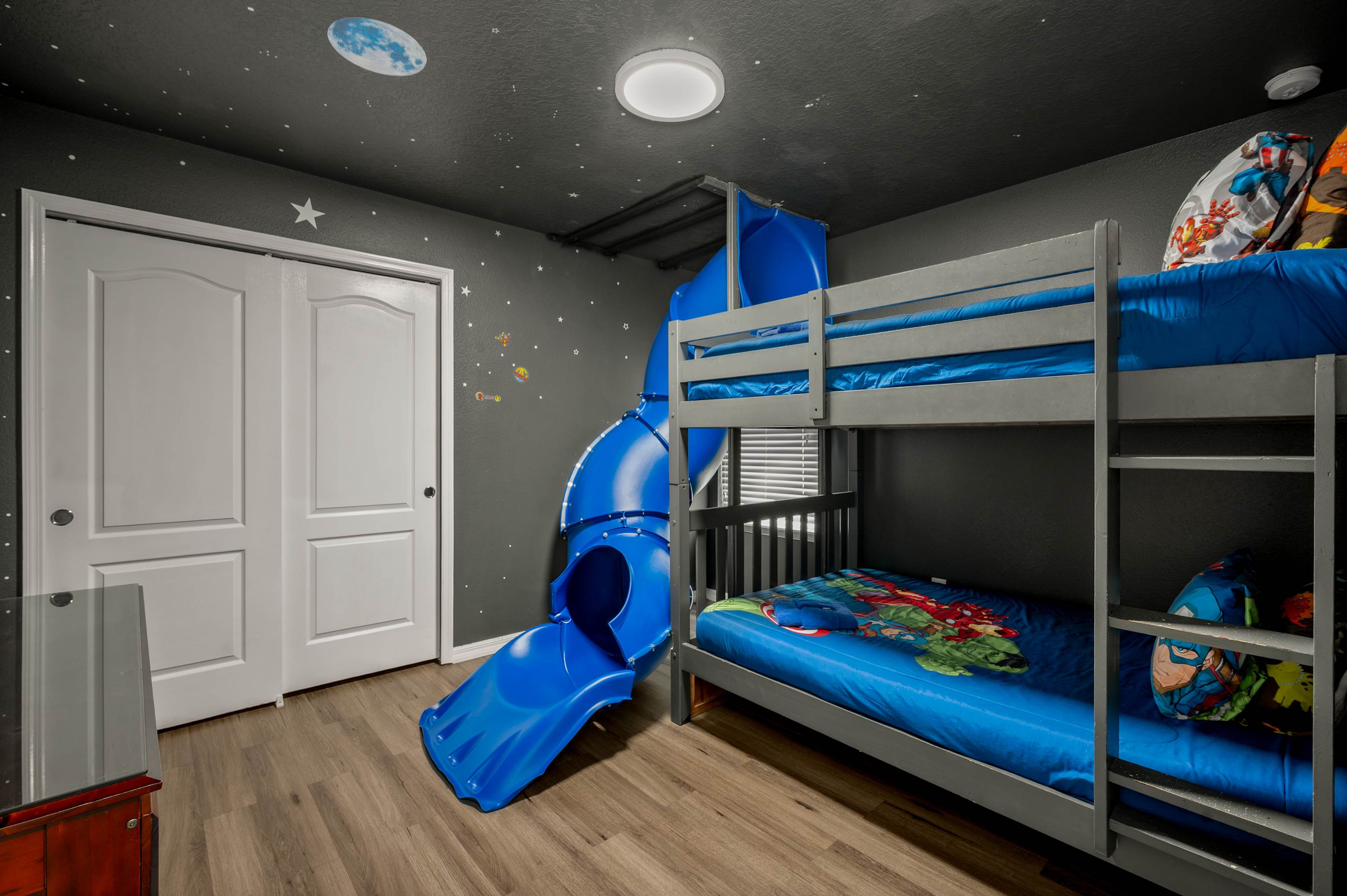 Family retreat near Disney & Universal w/ pool