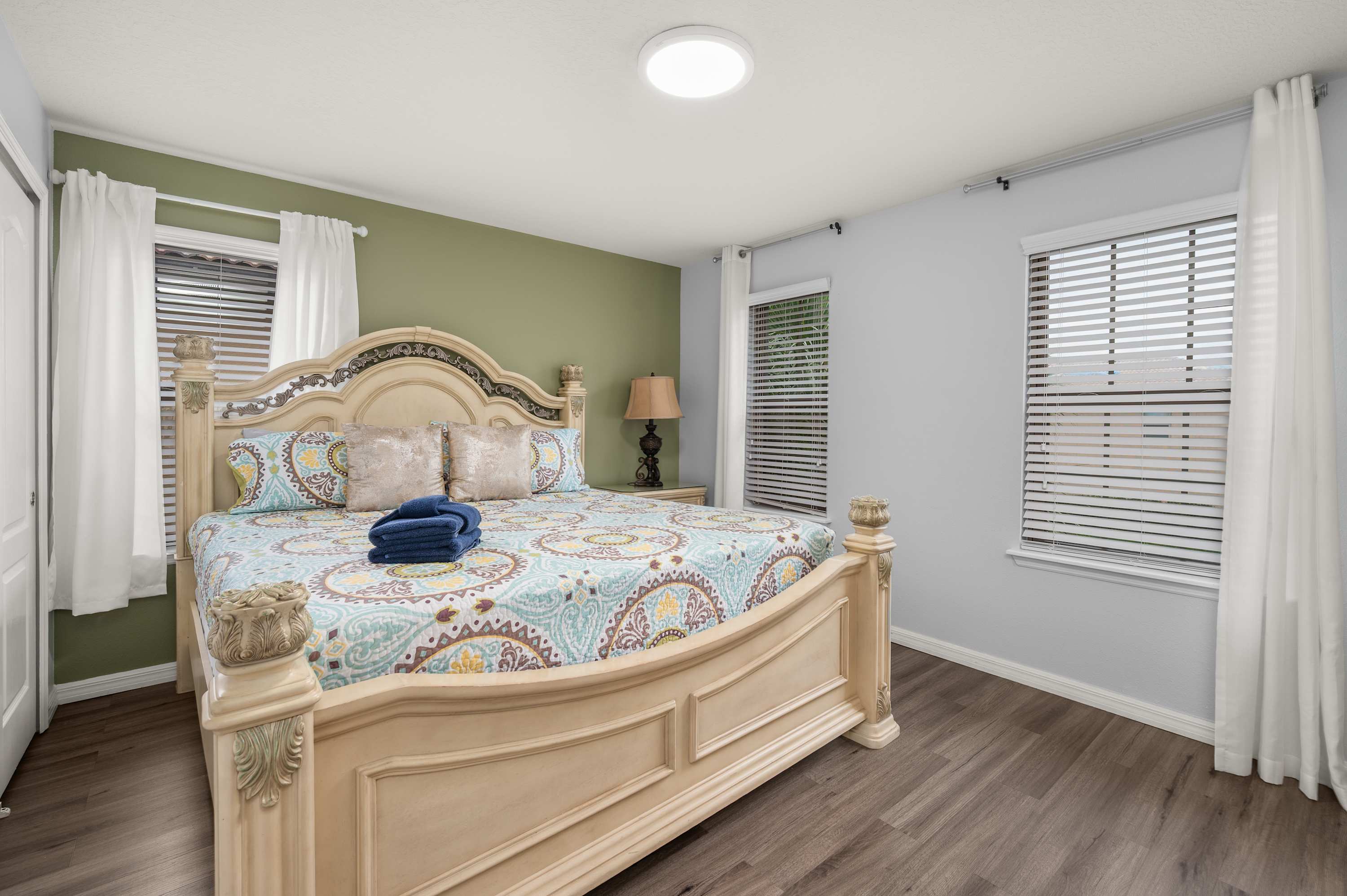 Family retreat near Disney & Universal w/ pool
