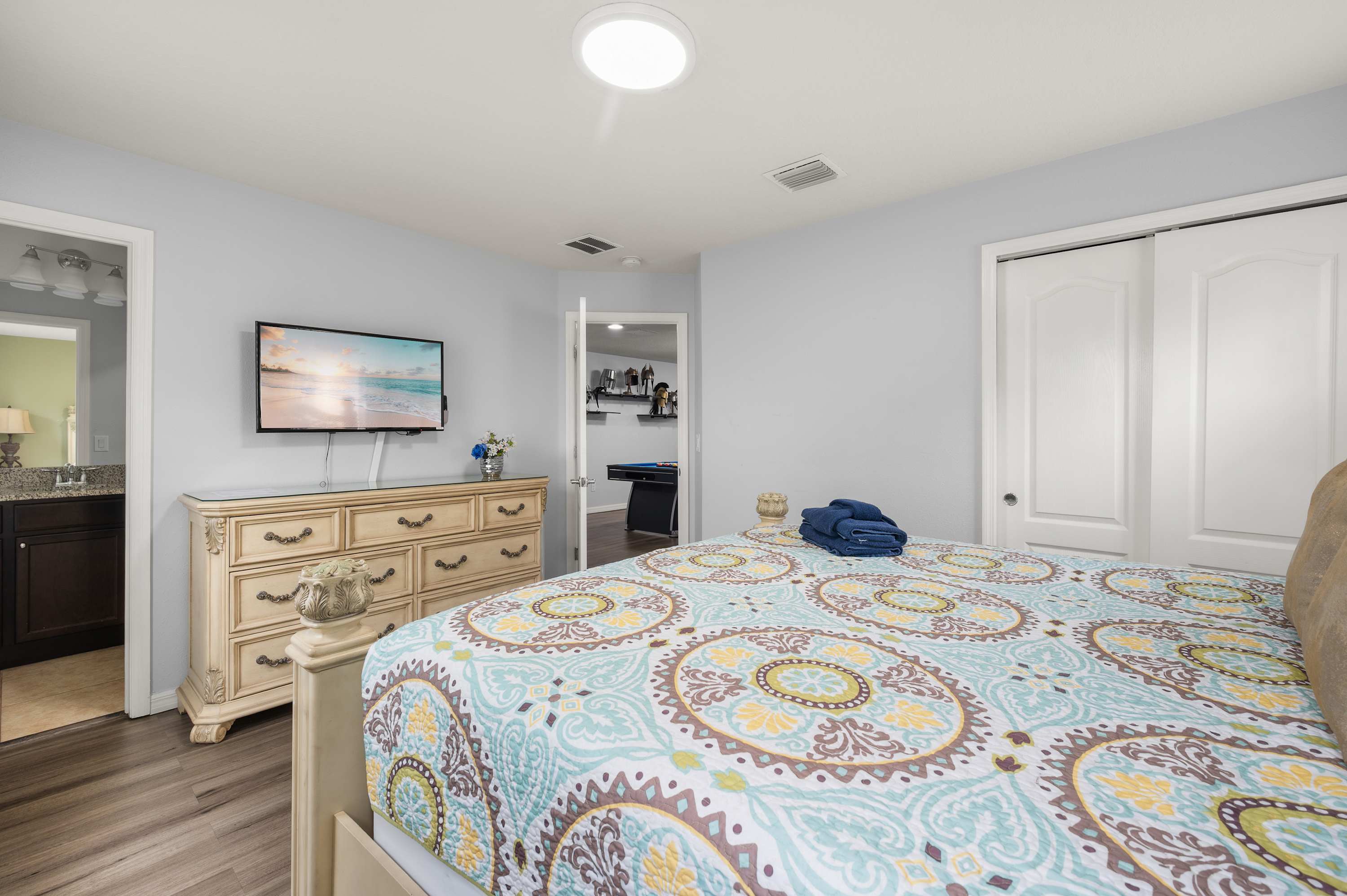 Family retreat near Disney & Universal w/ pool