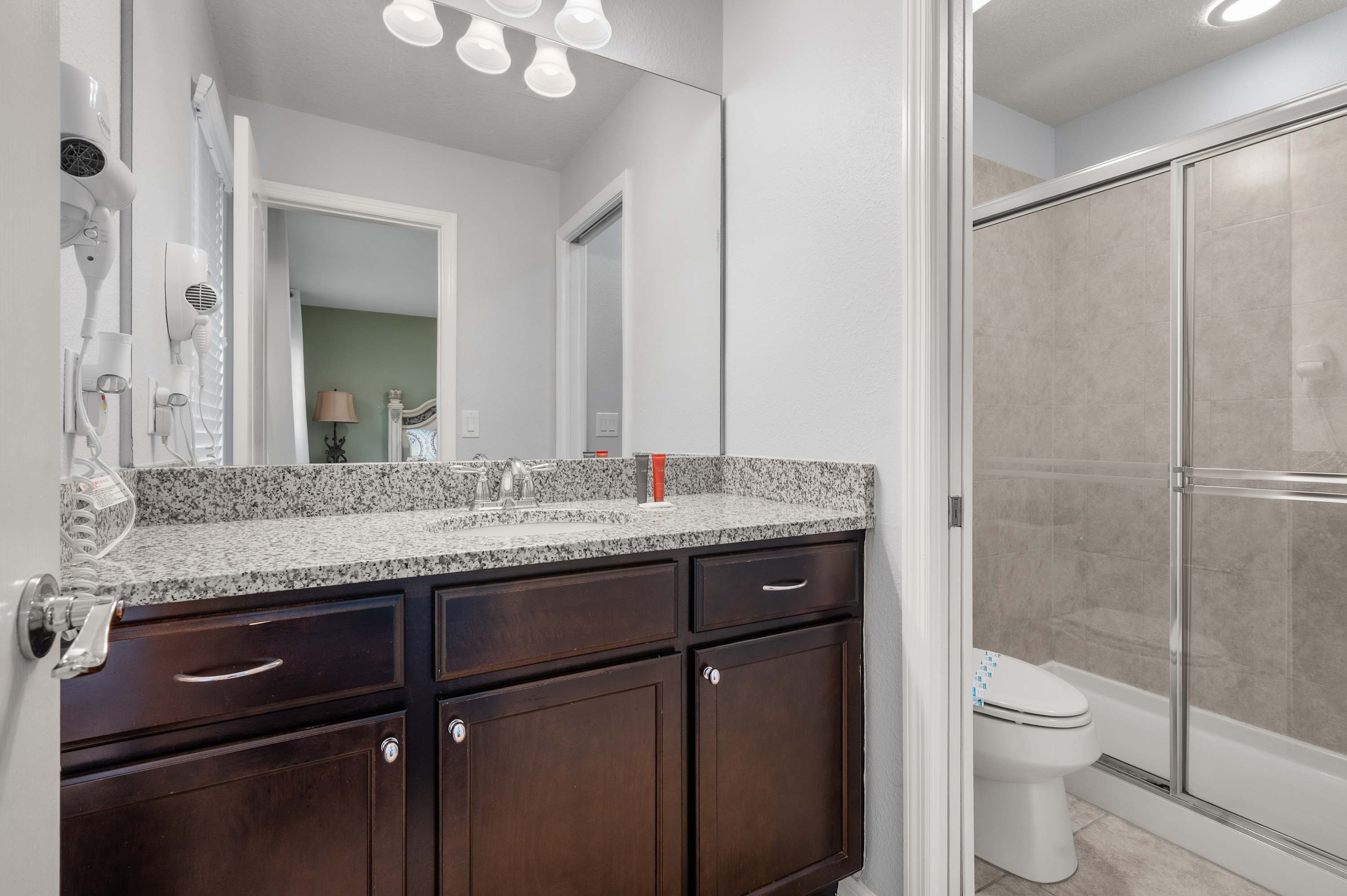 Family retreat near Disney & Universal w/ pool