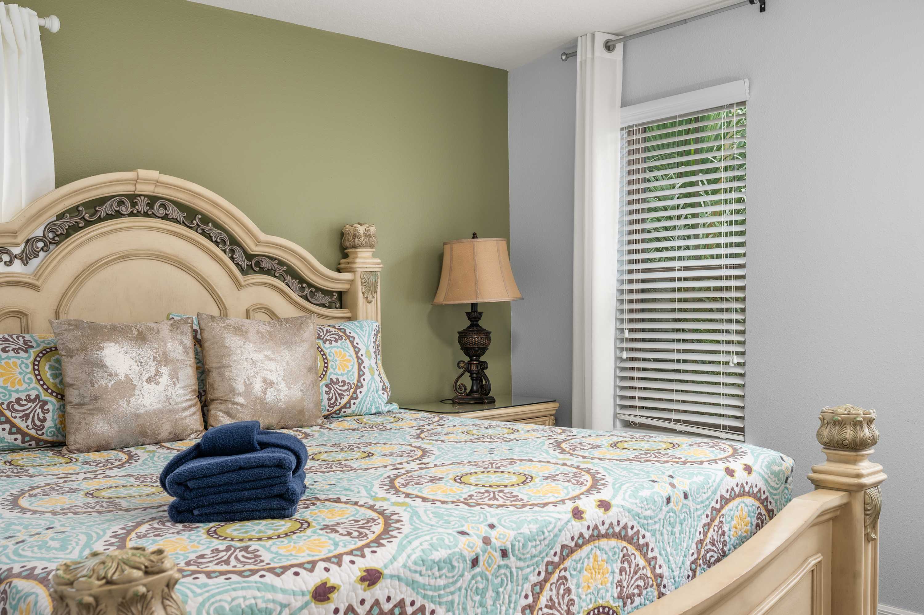 Family retreat near Disney & Universal w/ pool