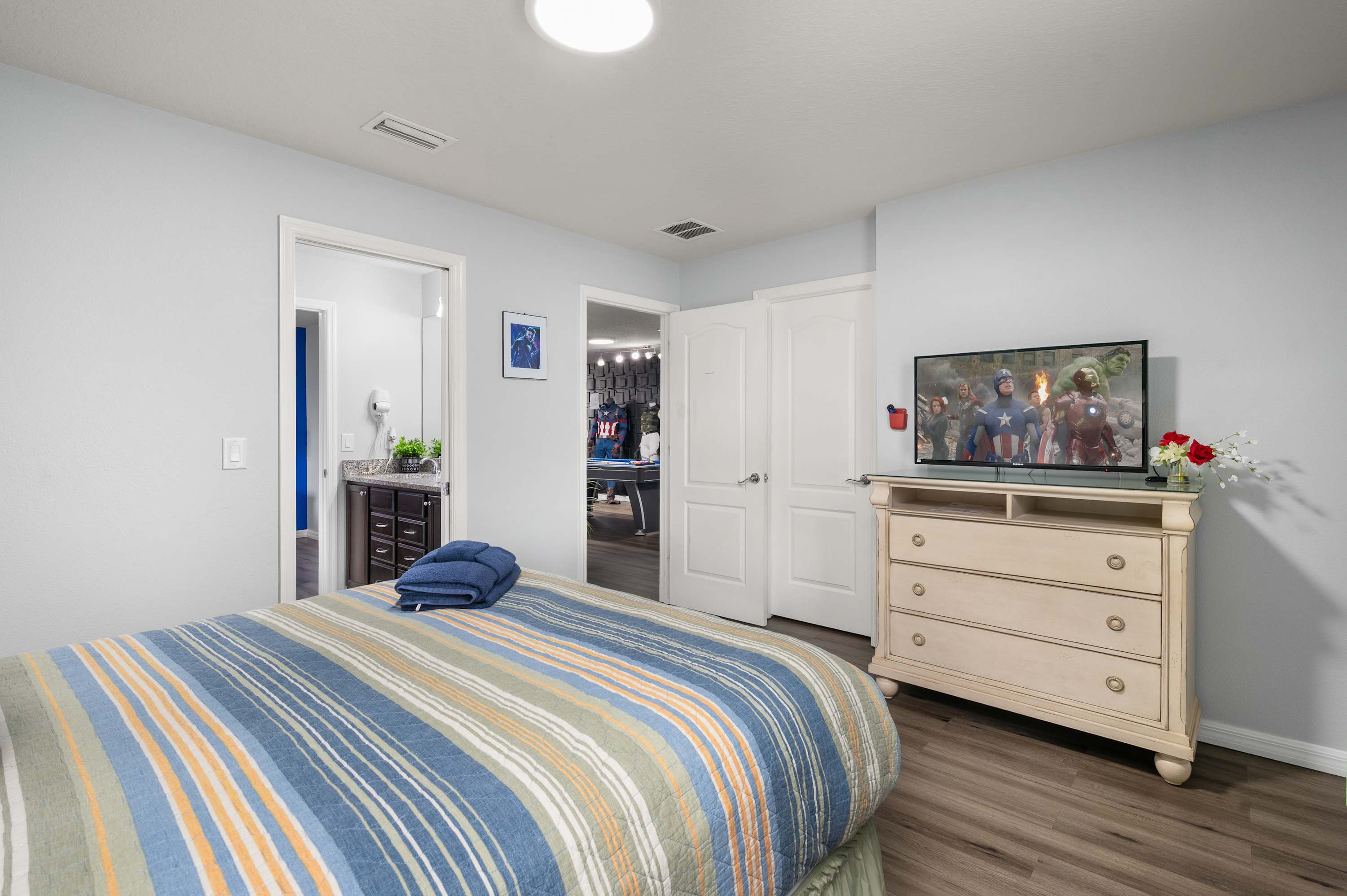Family retreat near Disney & Universal w/ pool