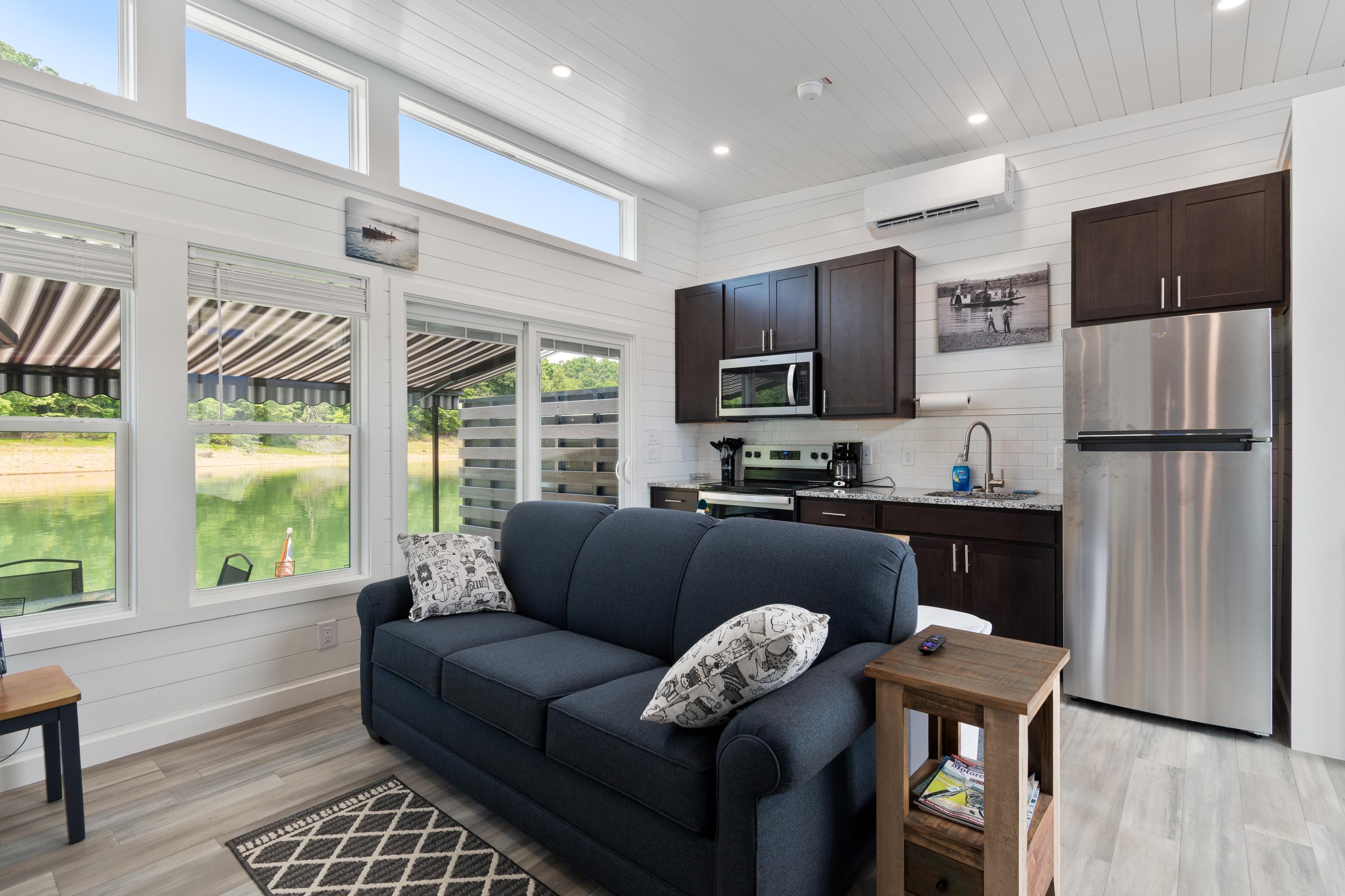Miss Madison - Pet Friendly Floating House in Russell Springs, KY