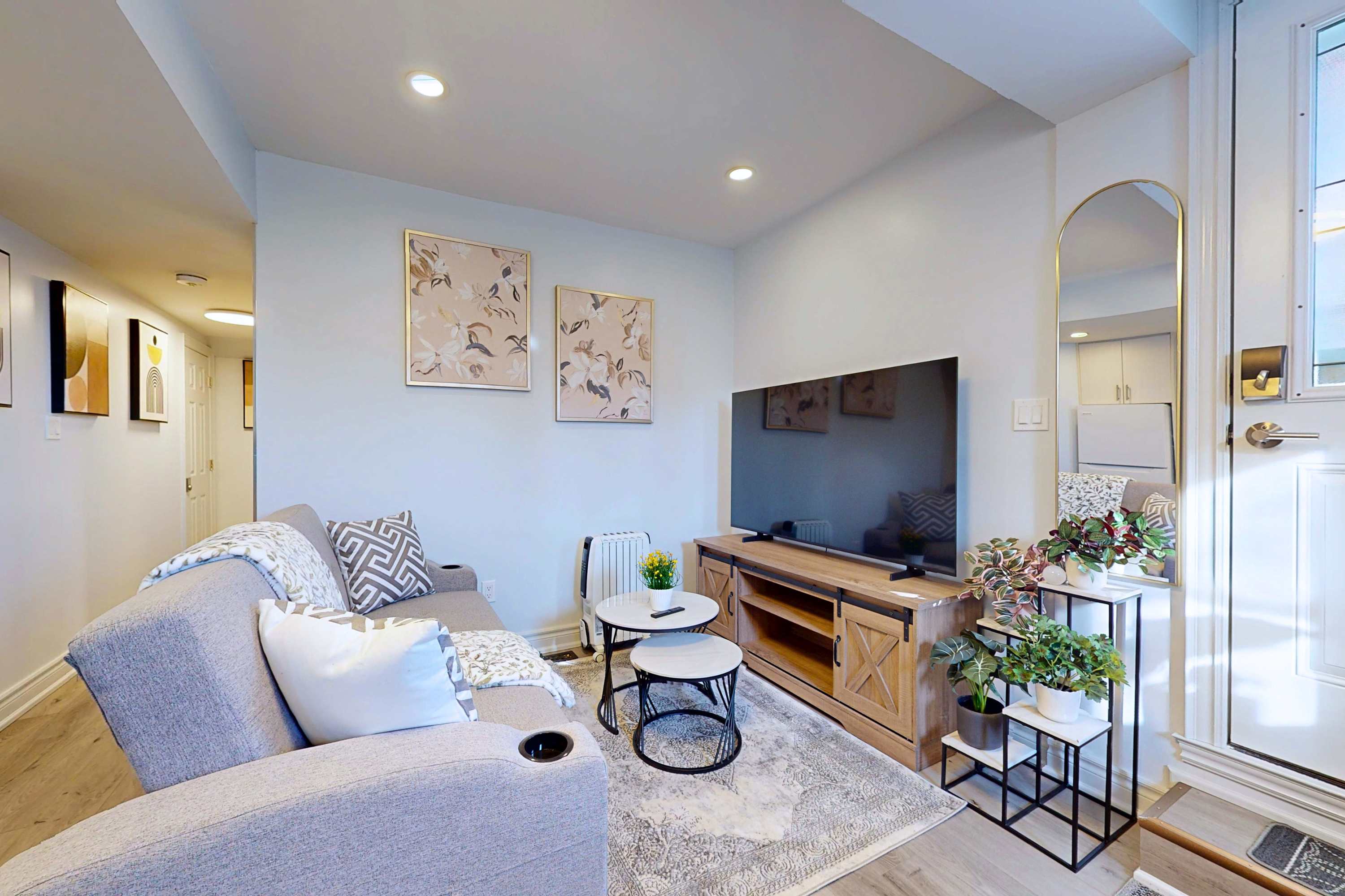New Modern Basement Suite St Clair Hotel