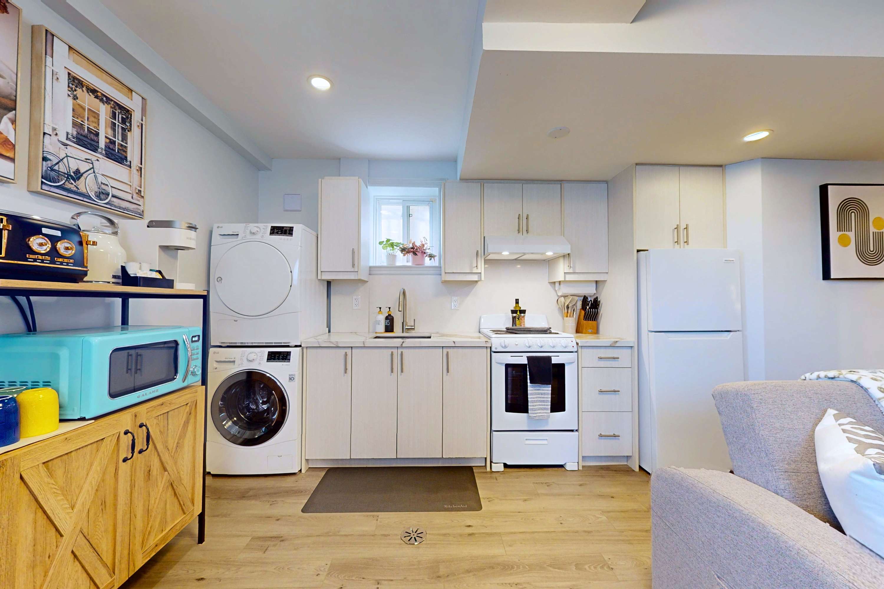 New Modern Basement Suite St Clair Hotel | Photo 2