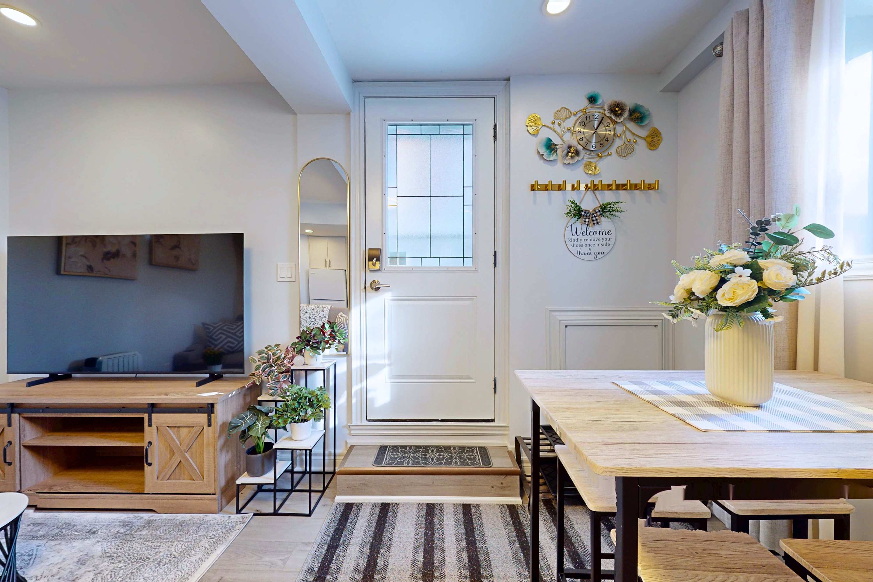 New Modern Basement Suite St Clair Hotel | Photo 10
