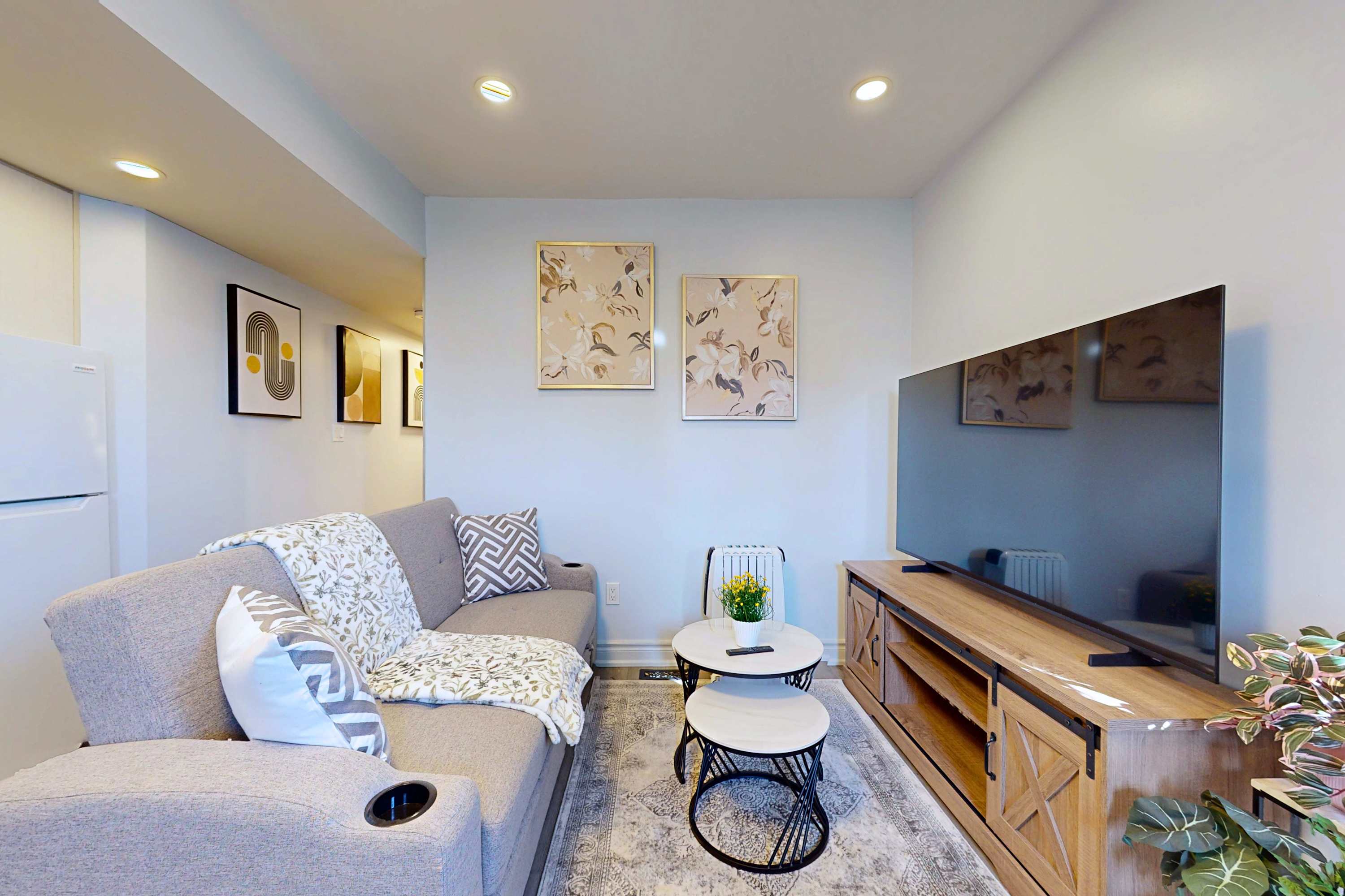 New Modern Basement Suite St Clair Hotel | Photo 12