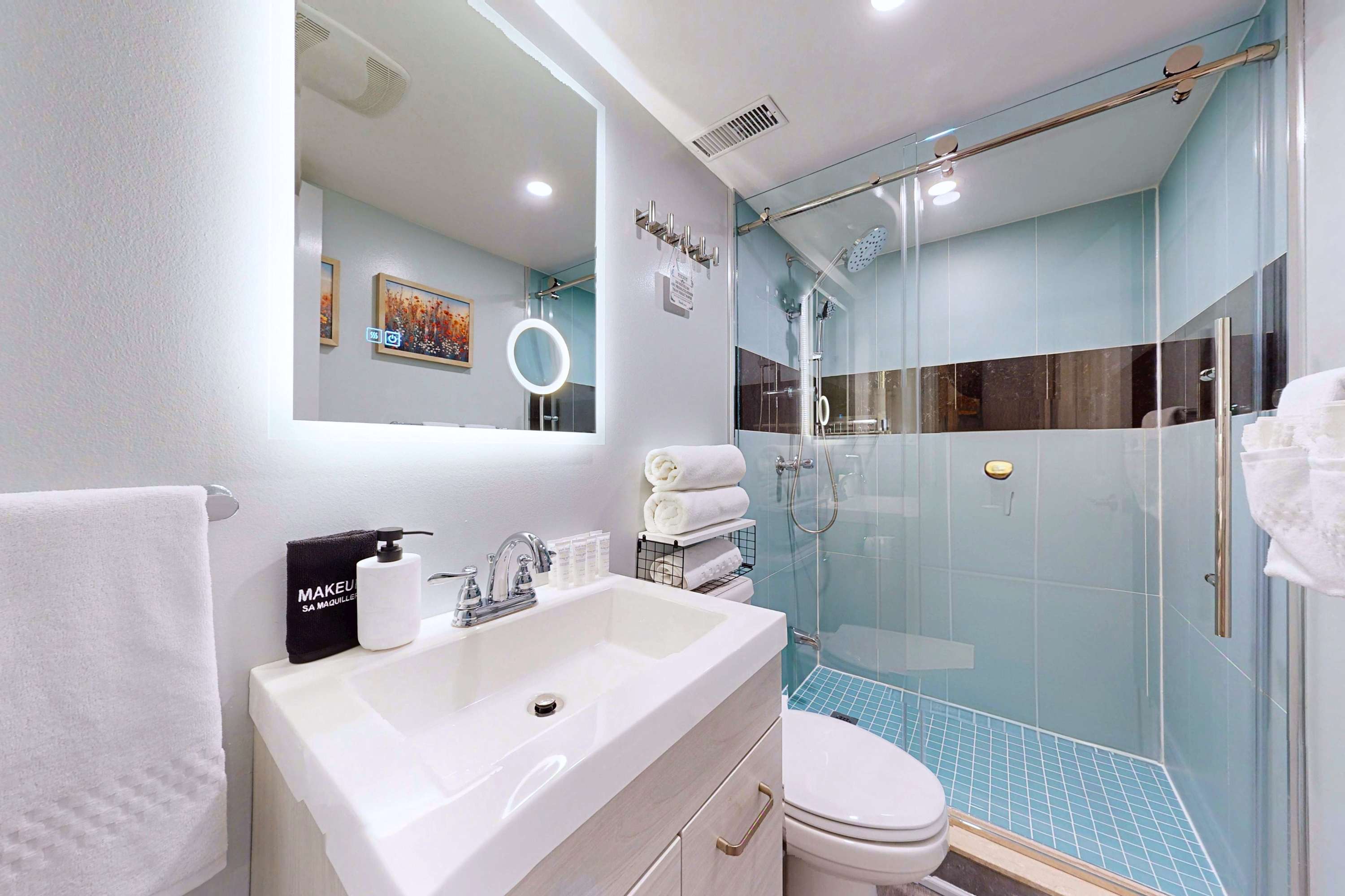 New Modern Basement Suite St Clair Hotel | Photo 15