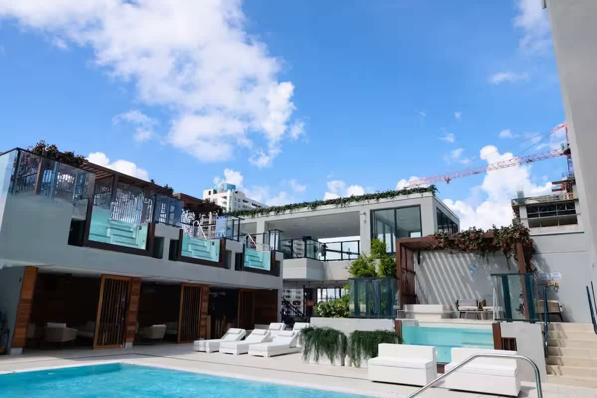 Luxury E11EVEN Residence Pool, Beach Club & Gym