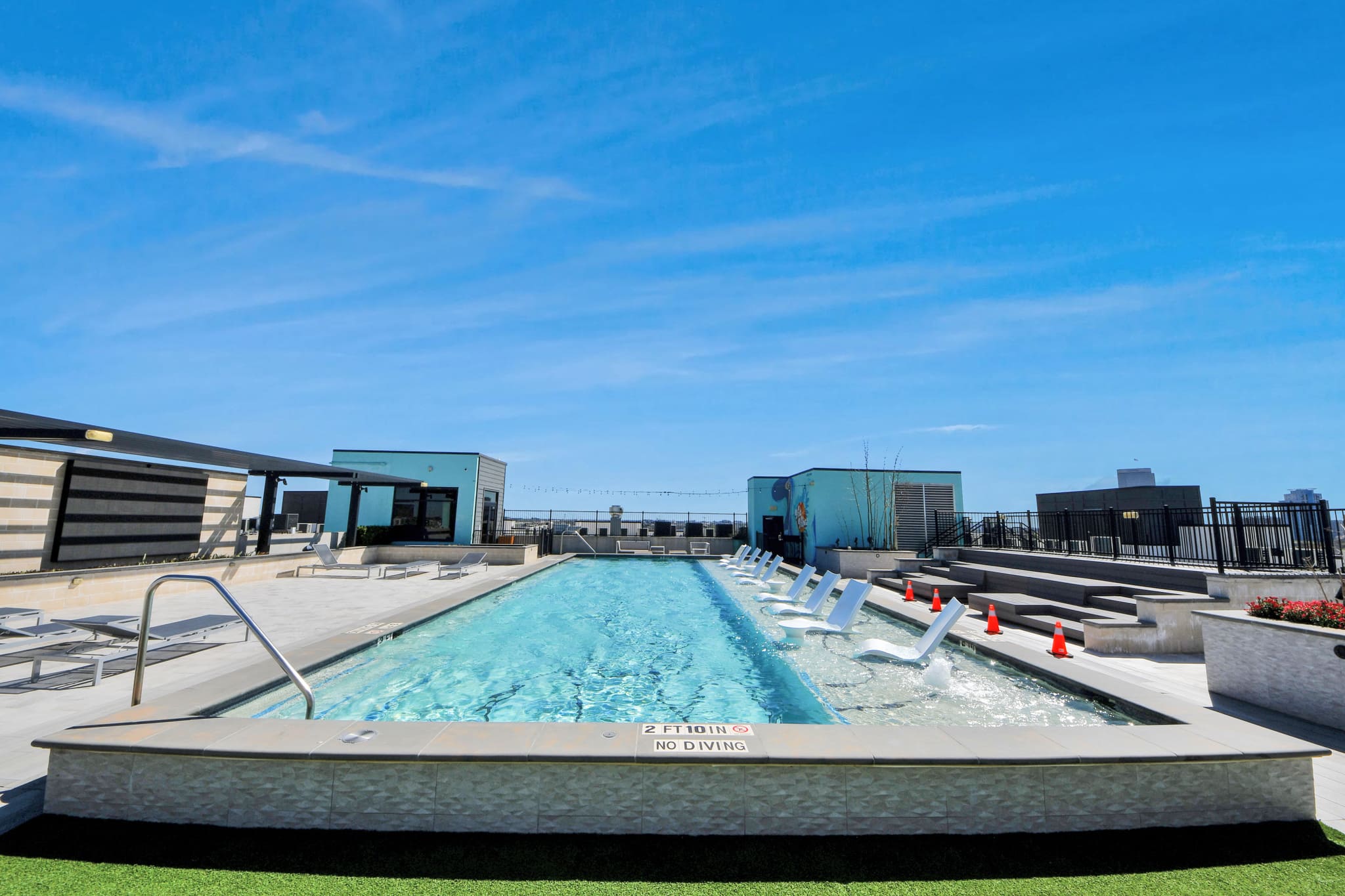 Luxury Houston Apartment Rooftop Pool, City Views & King Beds Near Downtown in Houston, TX