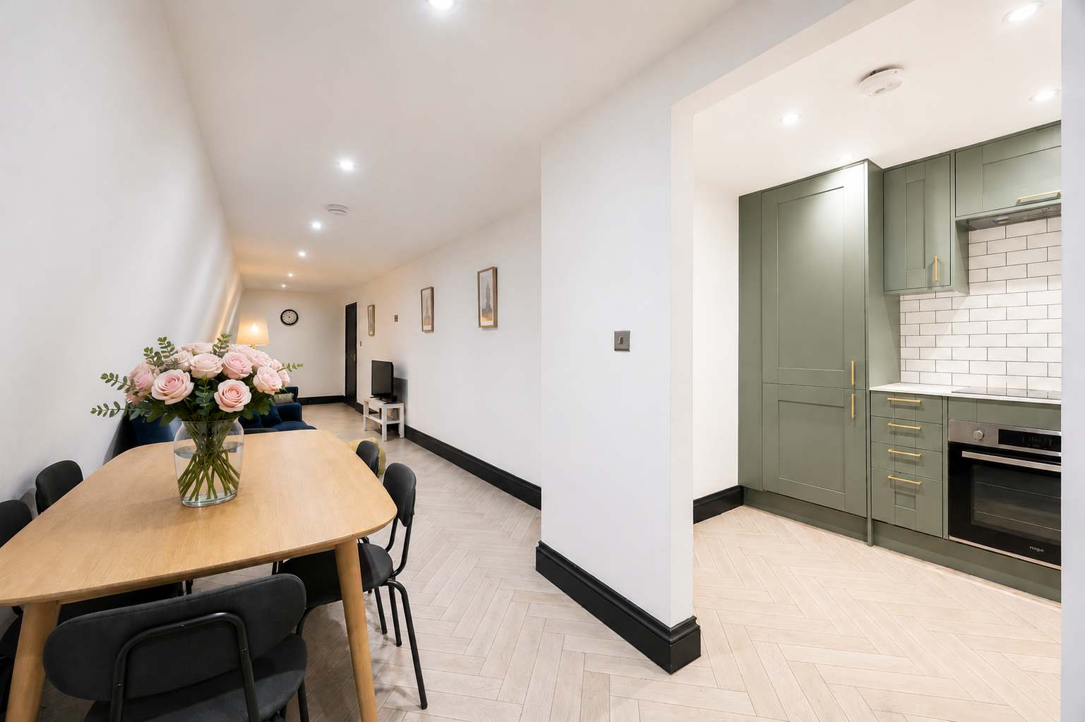 View 3-Bed Sea View Apt | Sleeps 8 | Brighton in Western Road BN1 2HA 3-Bed Sea View Apt | Sleeps 8 | Brighton in Western Road BN1 2HA - Property image 6 - VivreStays