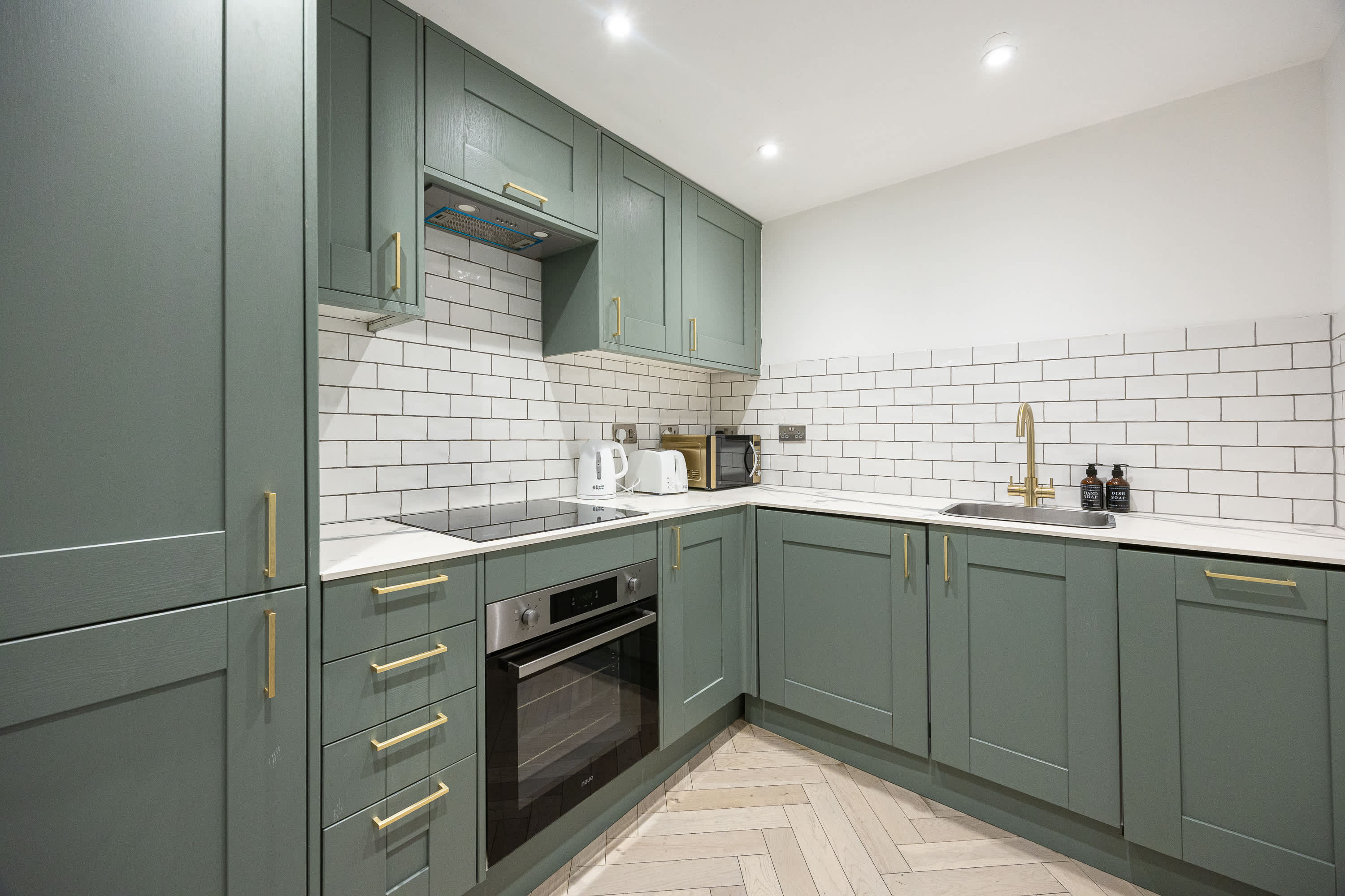 View 3-Bed Sea View Apt | Sleeps 8 | Brighton in Western Road BN1 2HA 3-Bed Sea View Apt | Sleeps 8 | Brighton in Western Road BN1 2HA - Property image 10 - VivreStays