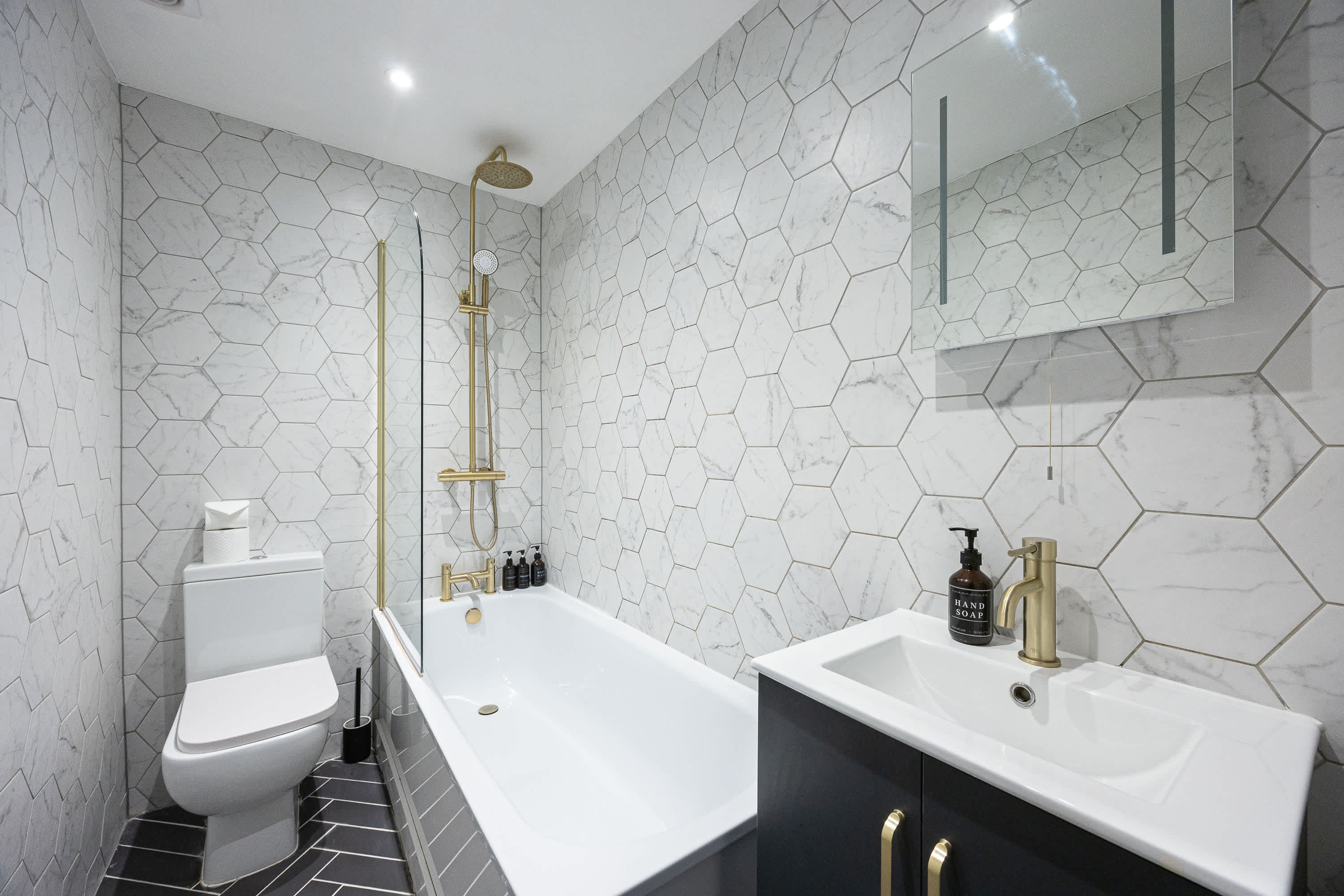 View 3-Bed Sea View Apt | Sleeps 8 | Brighton in Western Road BN1 2HA 3-Bed Sea View Apt | Sleeps 8 | Brighton in Western Road BN1 2HA - Property image 8 - VivreStays