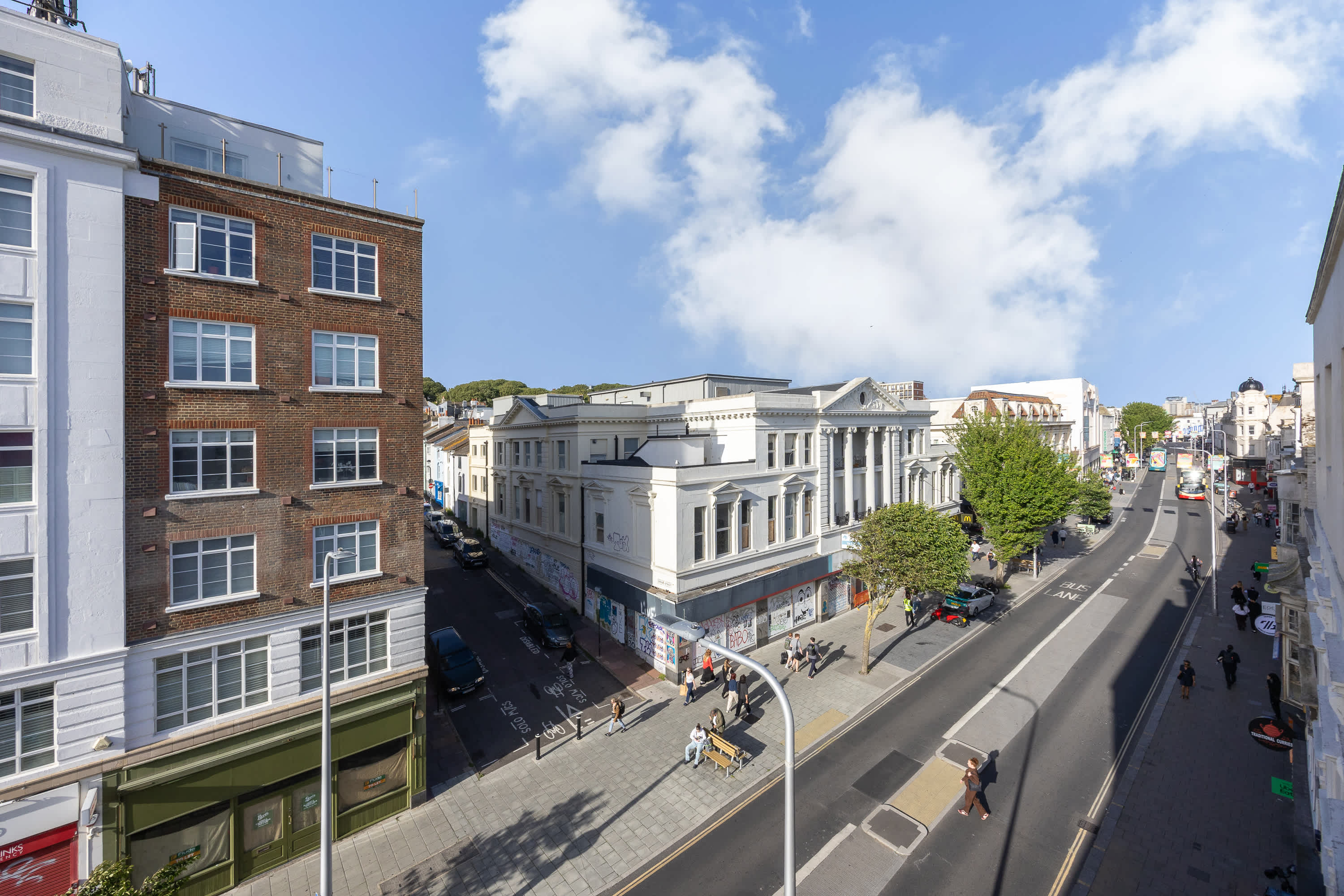 View 3-Bed Sea View Apt | Sleeps 8 | Brighton in Western Road BN1 2HA 3-Bed Sea View Apt | Sleeps 8 | Brighton in Western Road BN1 2HA - Property image 14 - VivreStays