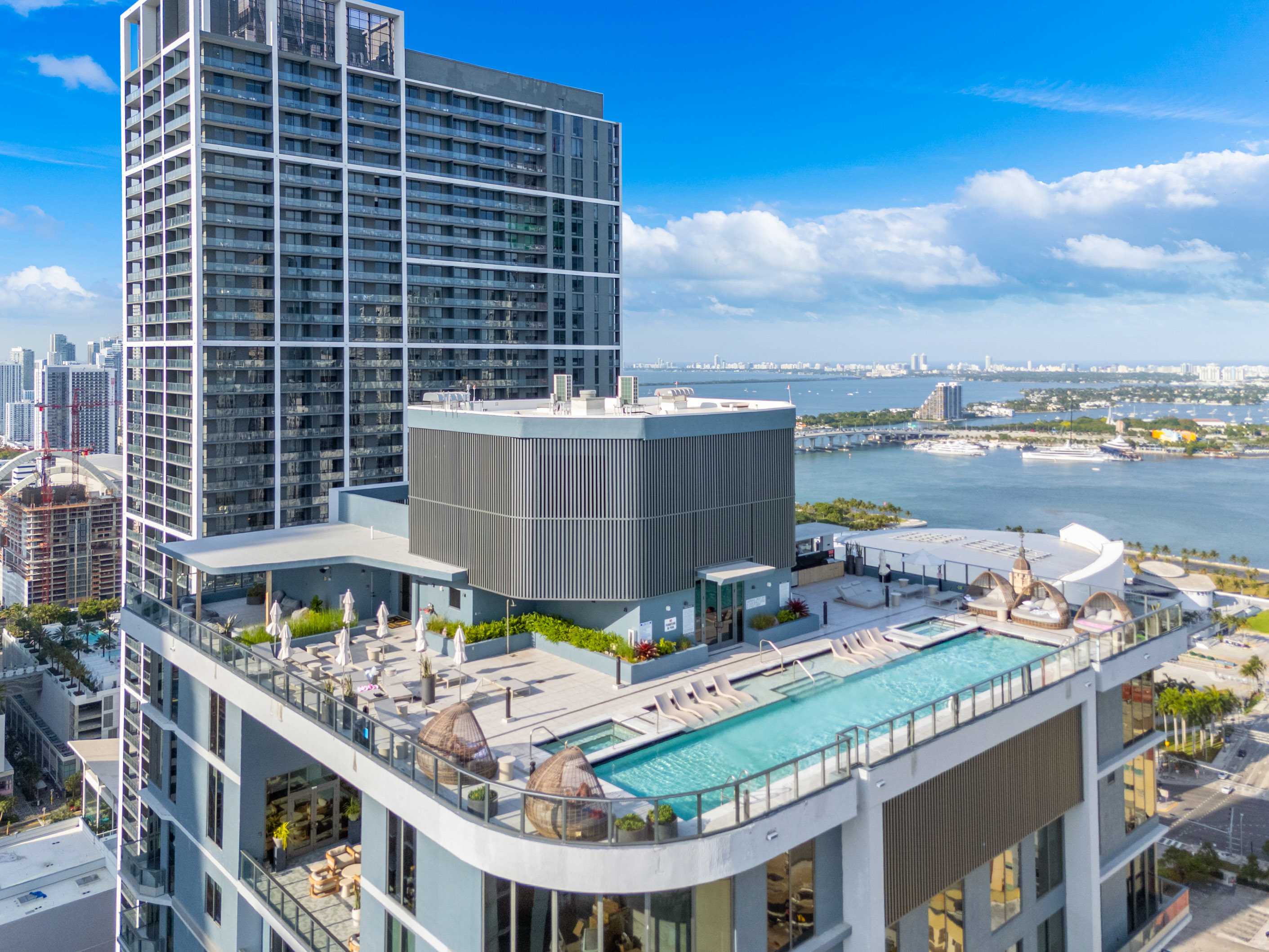 Stylish Corner 1BR: Rooftop Pool & Wrap Balcony