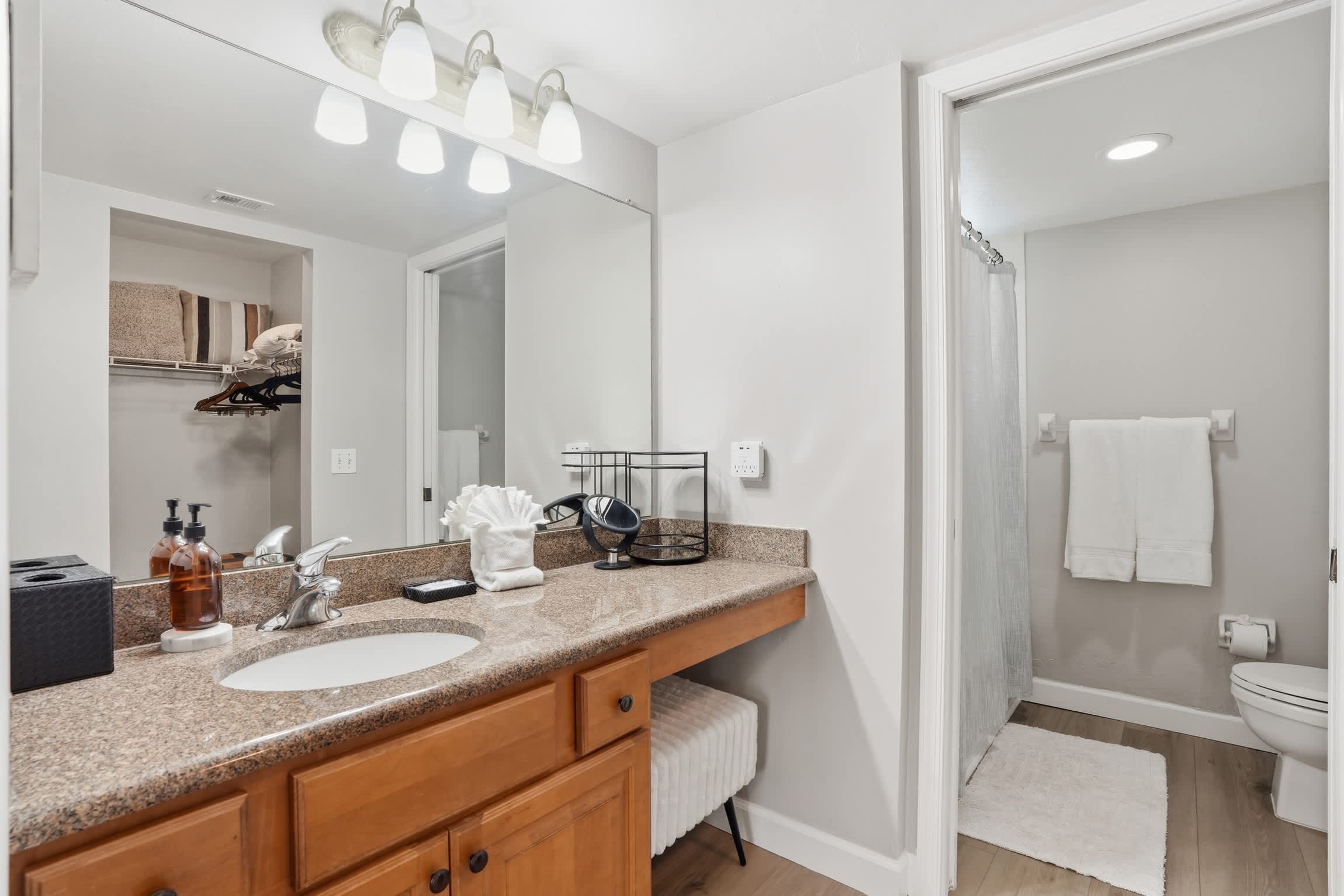 F 236 Deluxe Condo With Resort Views Sleeps 6 | Photo 17