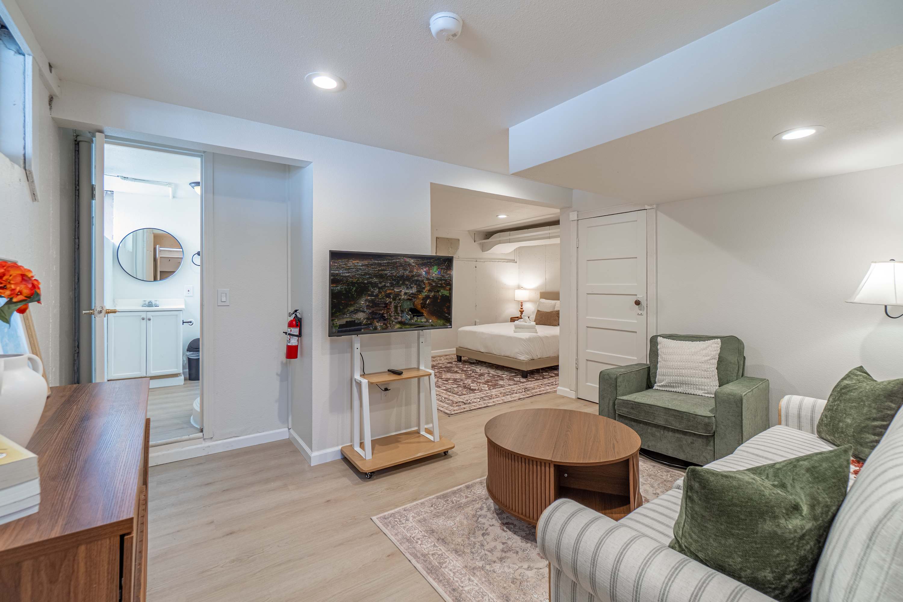 4BR Home w Hot Tub, Grill, Foosball & Cornhole 4
