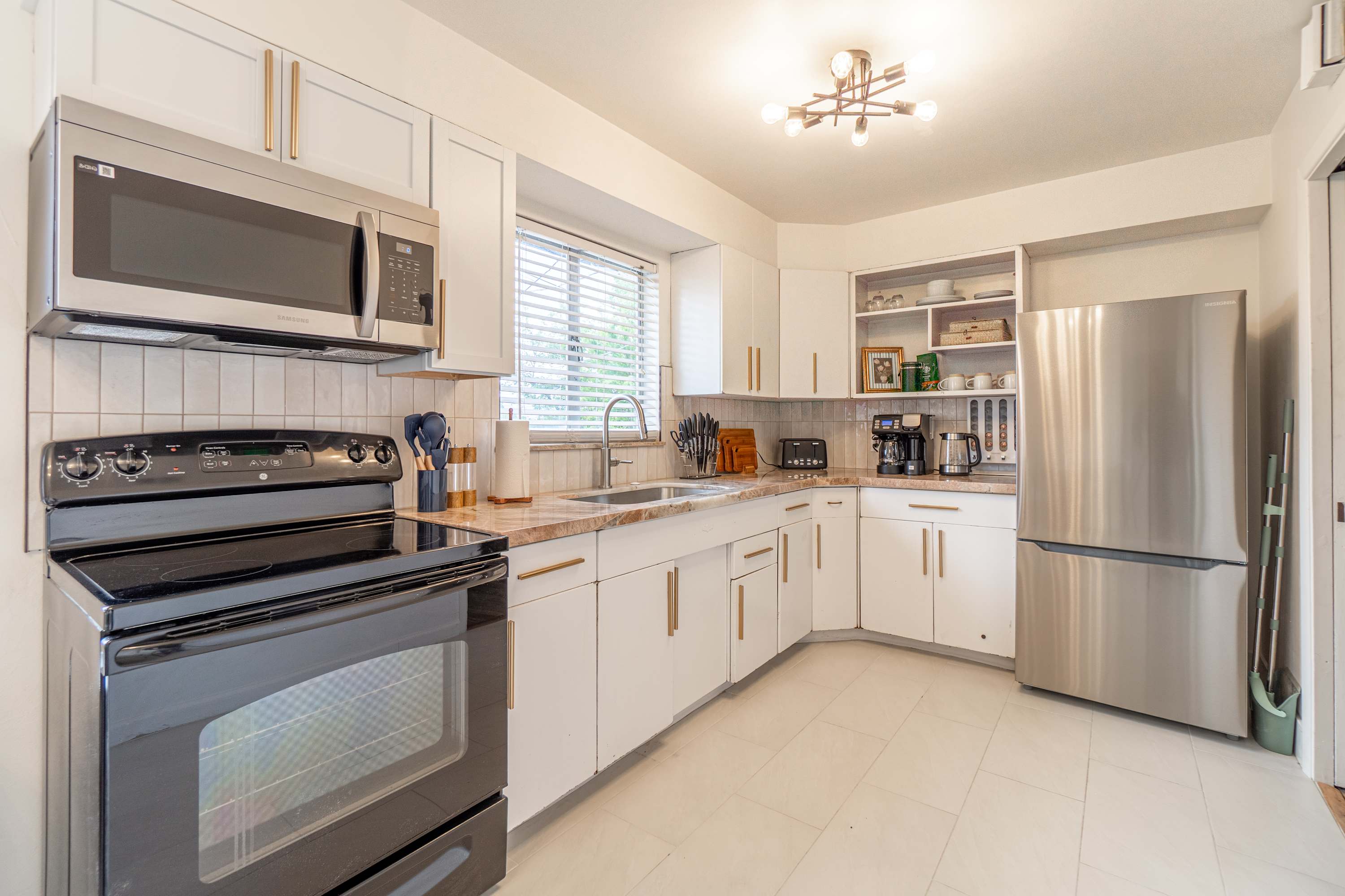 4BR Home w Hot Tub, Grill, Foosball & Cornhole 5