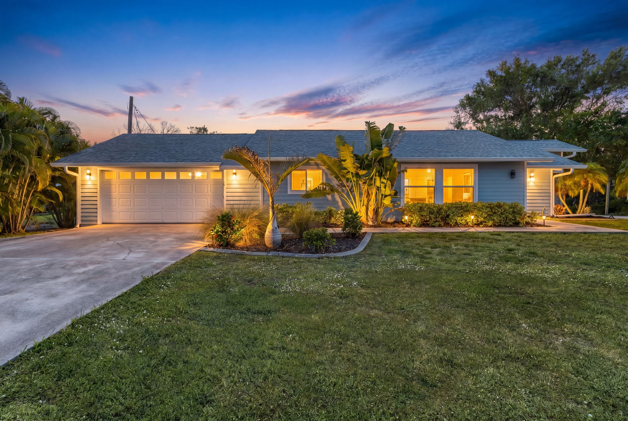 Spacious coastal Pet friendly home close to beaches & shopping