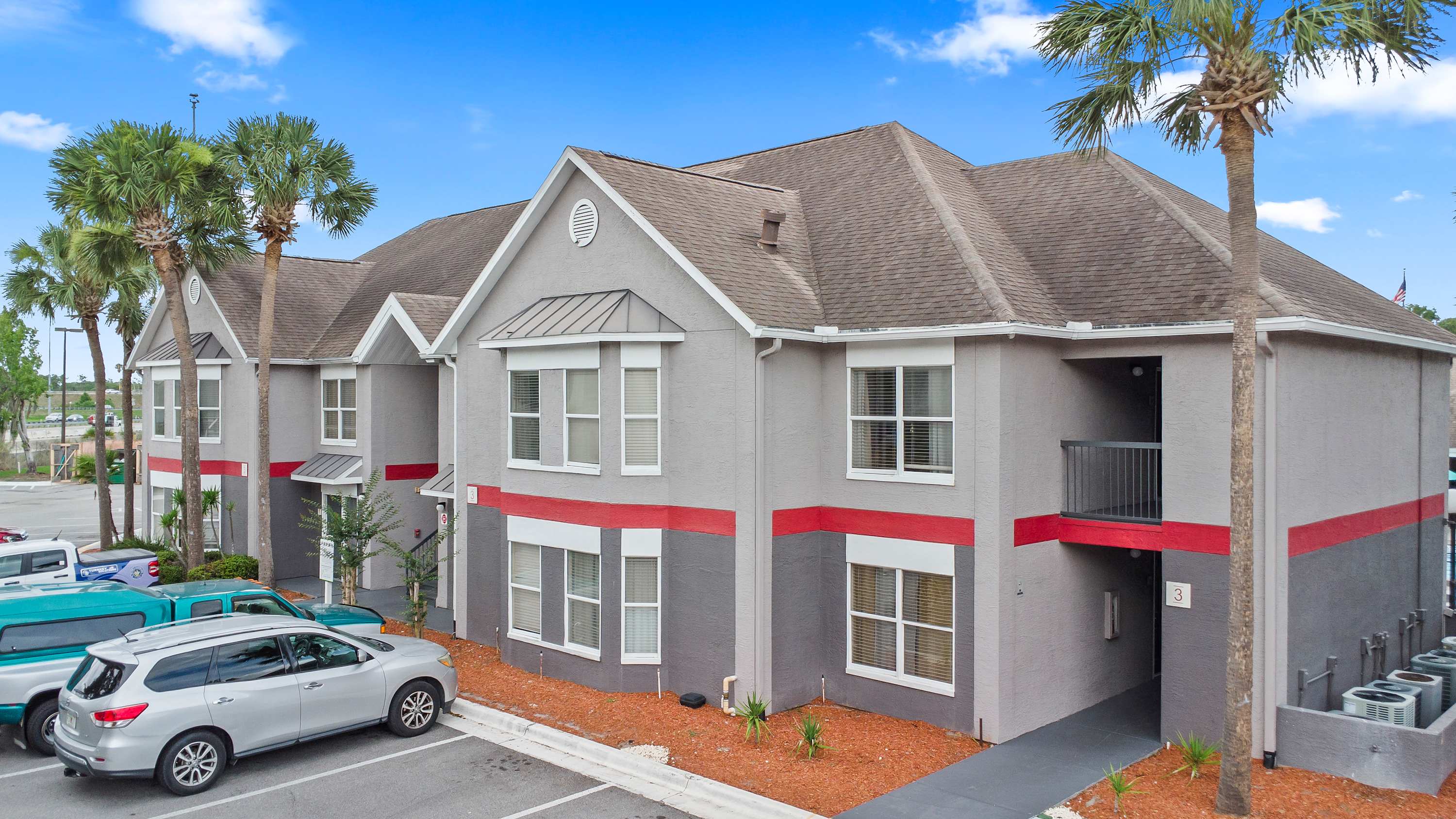 Minions escape w/ resort pool & free parking