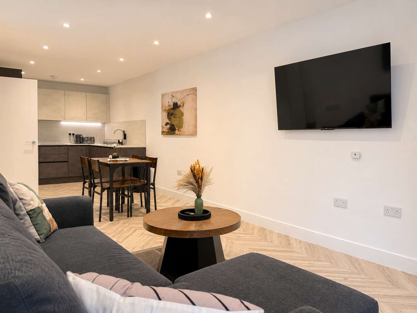 Modern 1BR - Sleeps 4 - Free Parking - Manchester