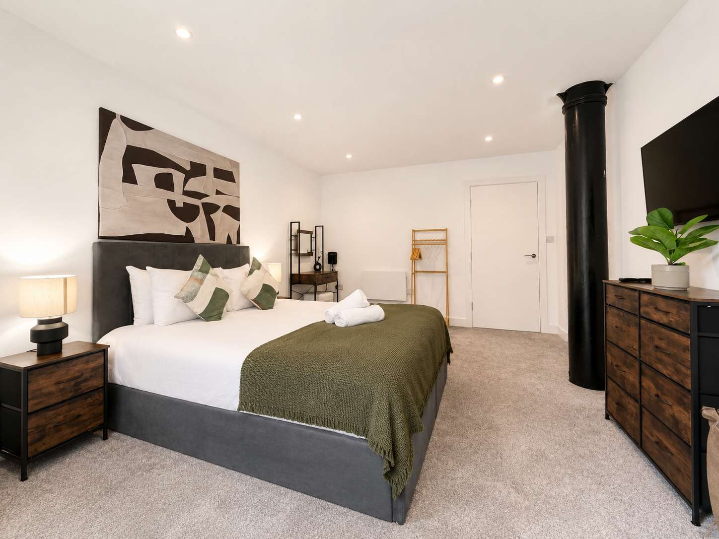 Modern 1BR - Sleeps 4 - Free Parking - Manchester