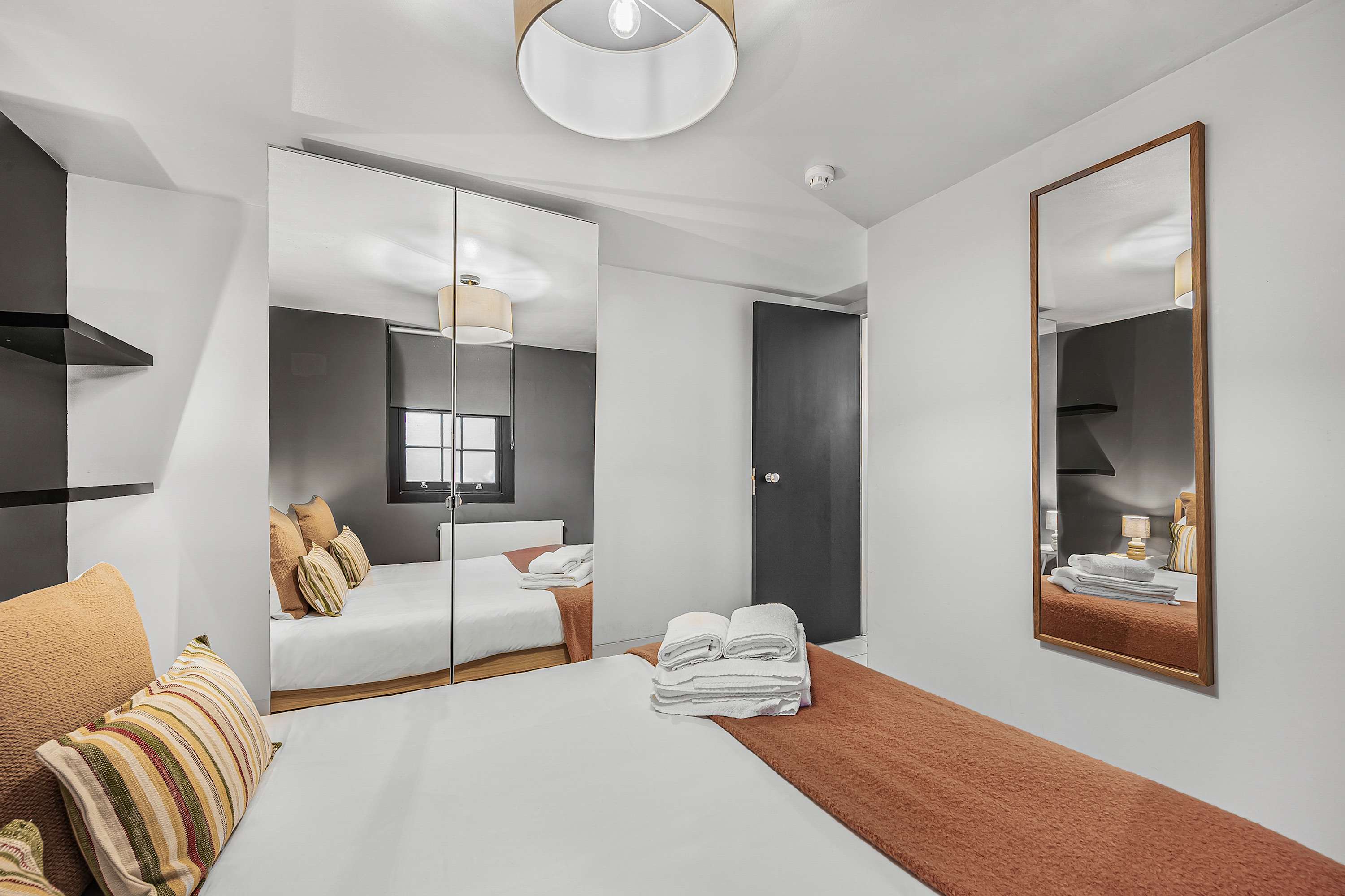 Spacious Fitzrovia 2-Bed Duplex · Sleeps 6 in Goodge Place, A W1T - Property image 13 - VivreStays