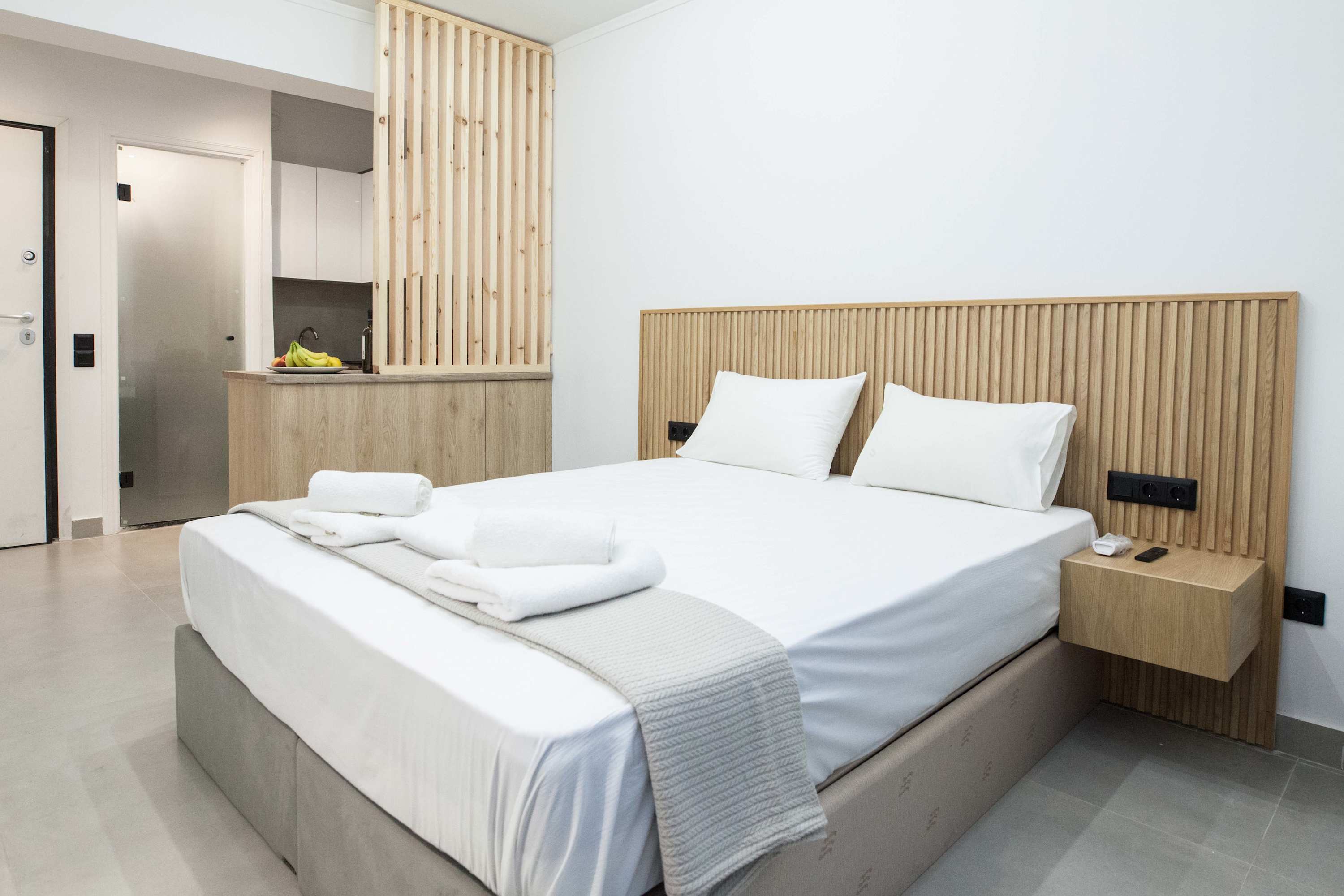 Salomi Suite with outdoor Jacuzzi in Athens — photo 2