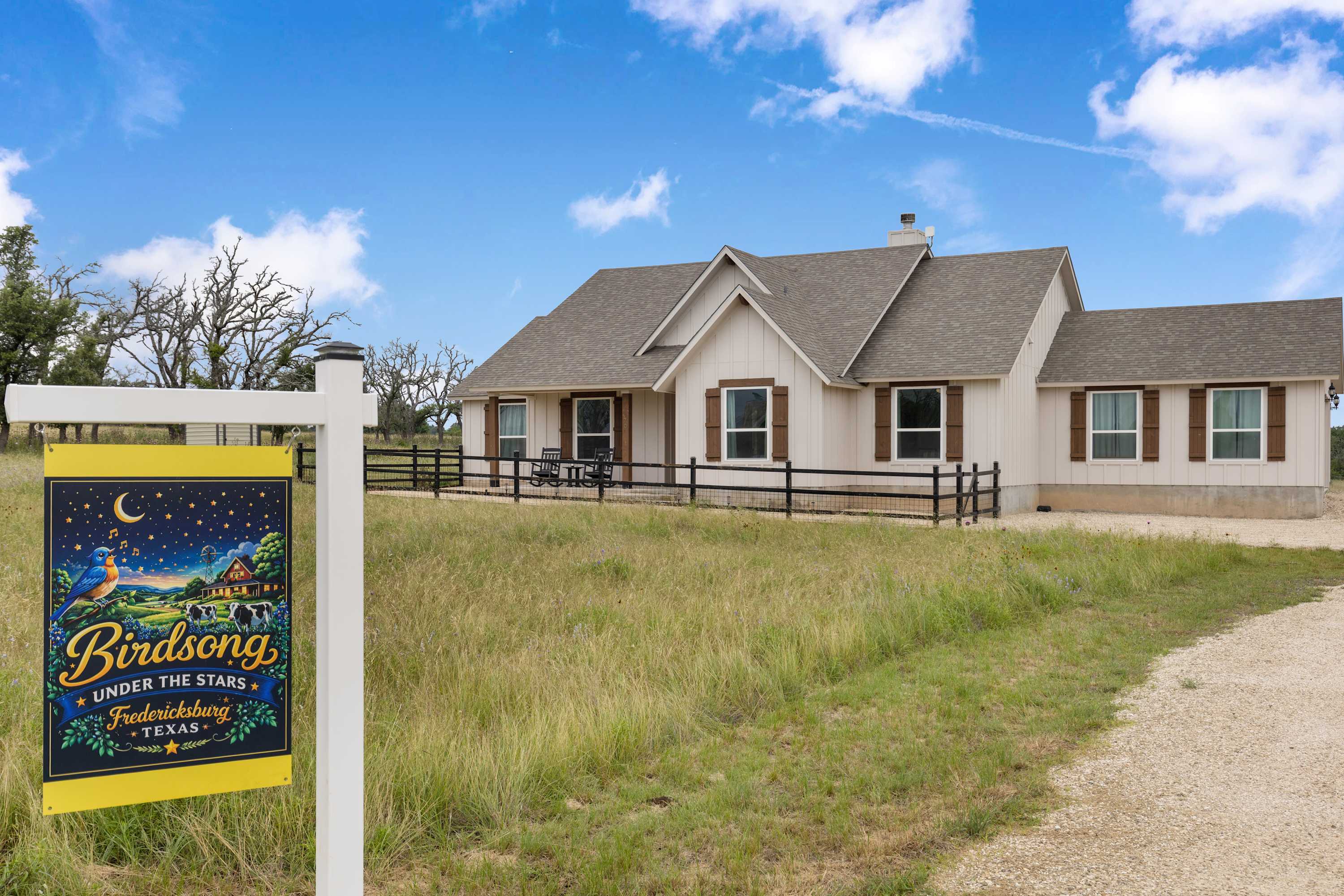 Birdsong Under the Stars – Hot Tub, Fire Pit & Hill Country Views