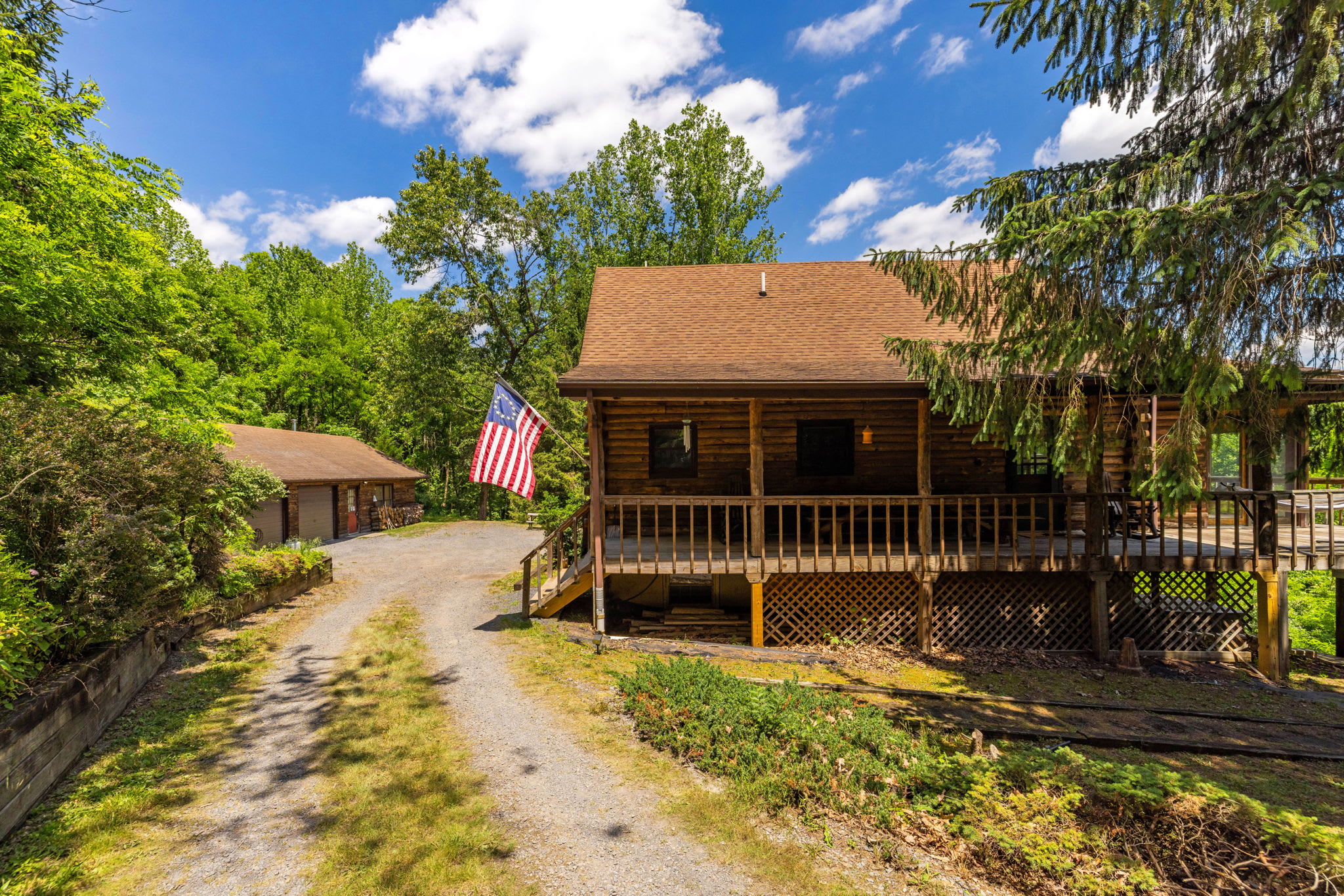 Hot Tub, Private Trails, Waterfall & Outdoor Fun